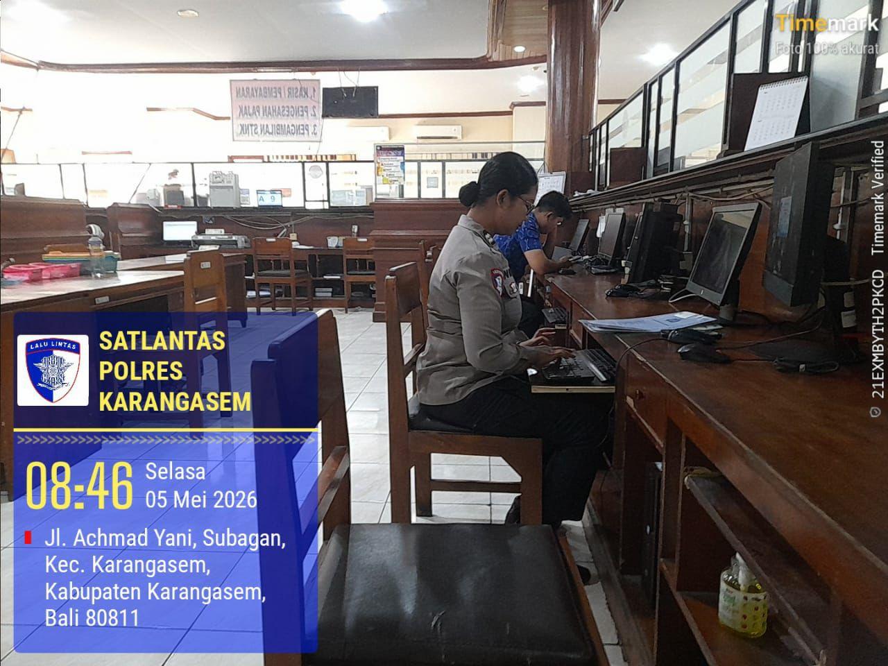 Sat Lantas Polres Karangasem Tingkatkan Pelayanan, Serahkan STNK Baru Secara Cepat dan Ramah