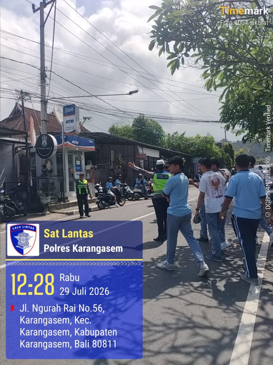 Tingkatkan Keselamatan Pelajar, Satlantas Polres Karangasem Rutin Sebrangkan Siswa SMA N 1 Amlapura