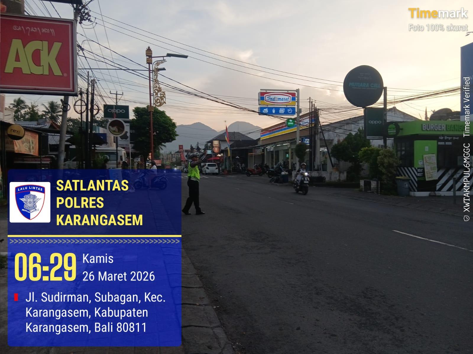 Anggota Lantas Polres Karangasem Laksanakan Gatur Pagi di Simpang Tiga BTN Taman Asri Karangasem