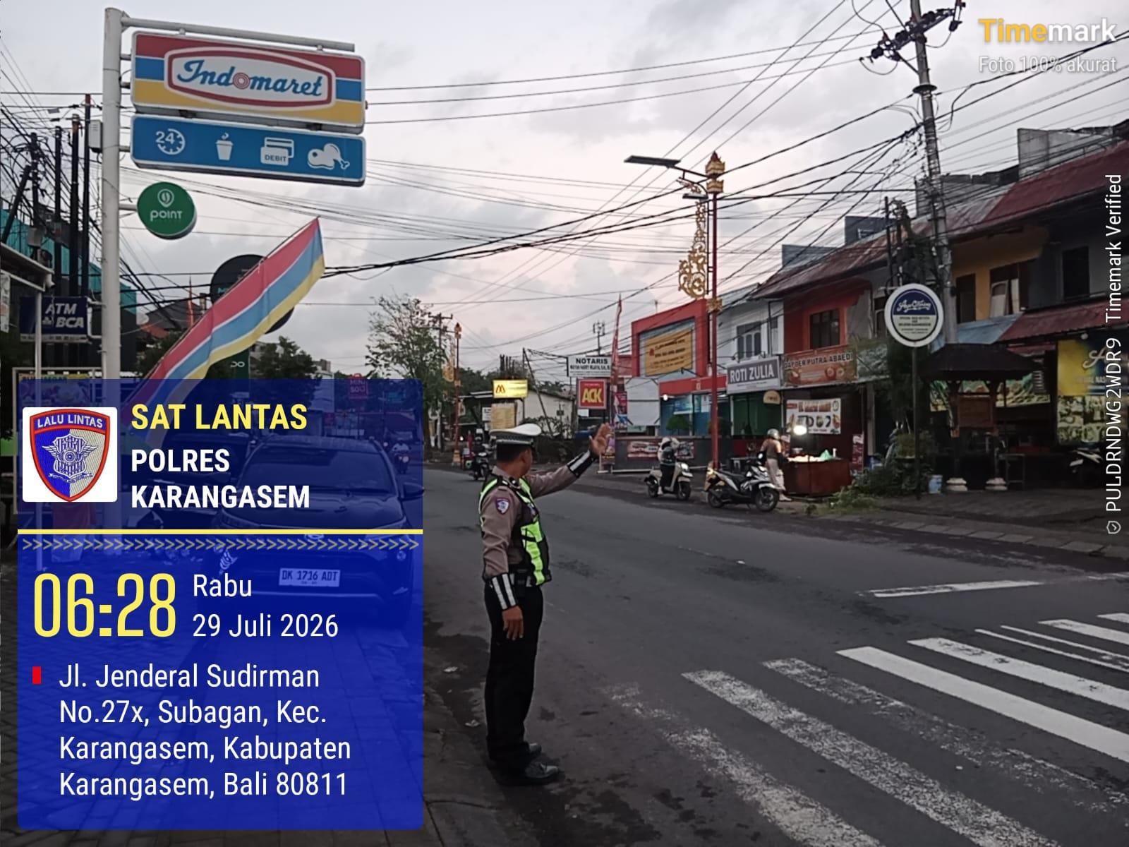Anggota Lantas Polres Karangasem Laksanakan Gatur Pagi di Simpang Tiga BTN Taman Asri Karangasem