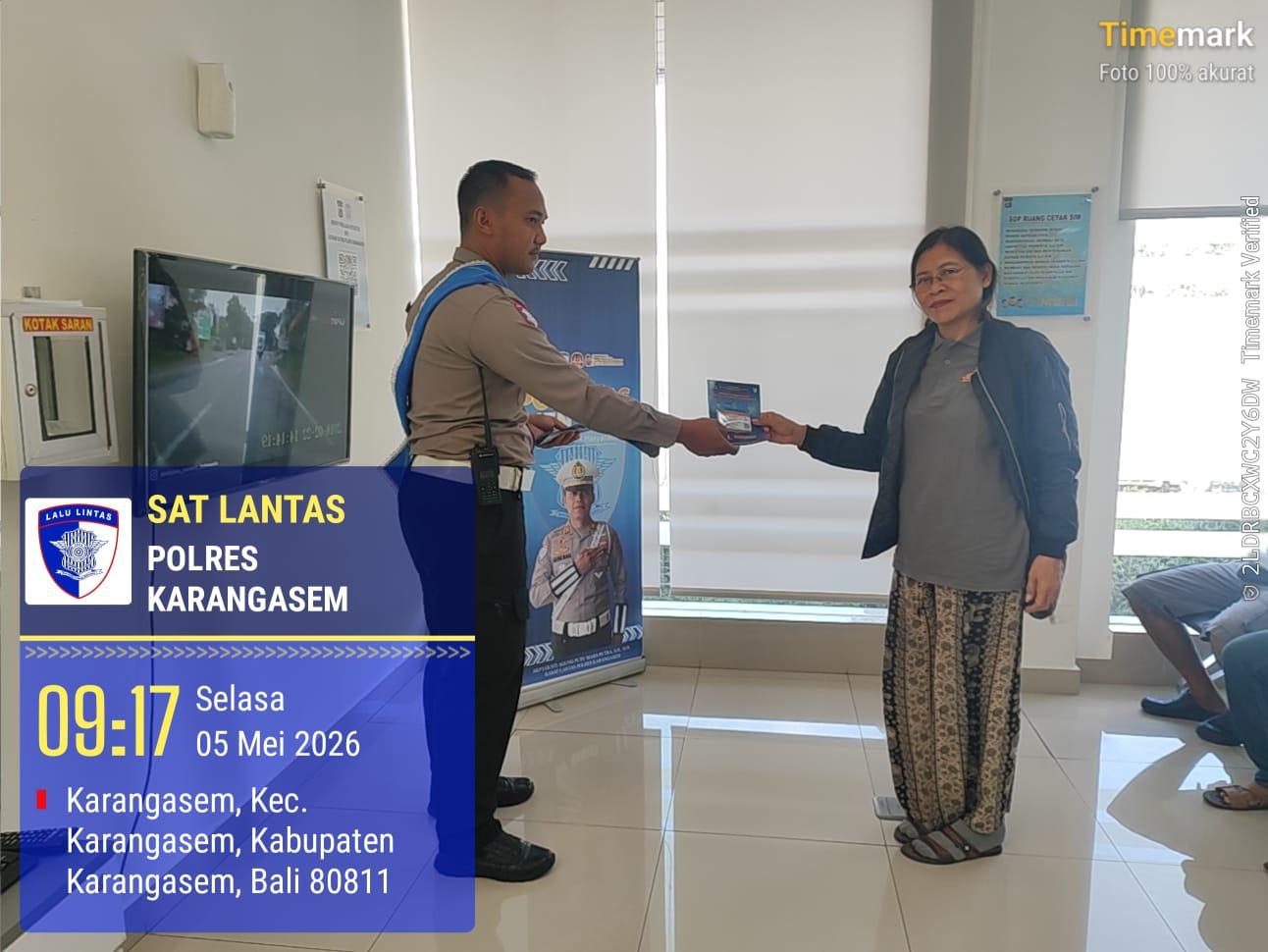 Penyerahan SIM terhadap pemohon SIM di Satpas Polres Karangasem