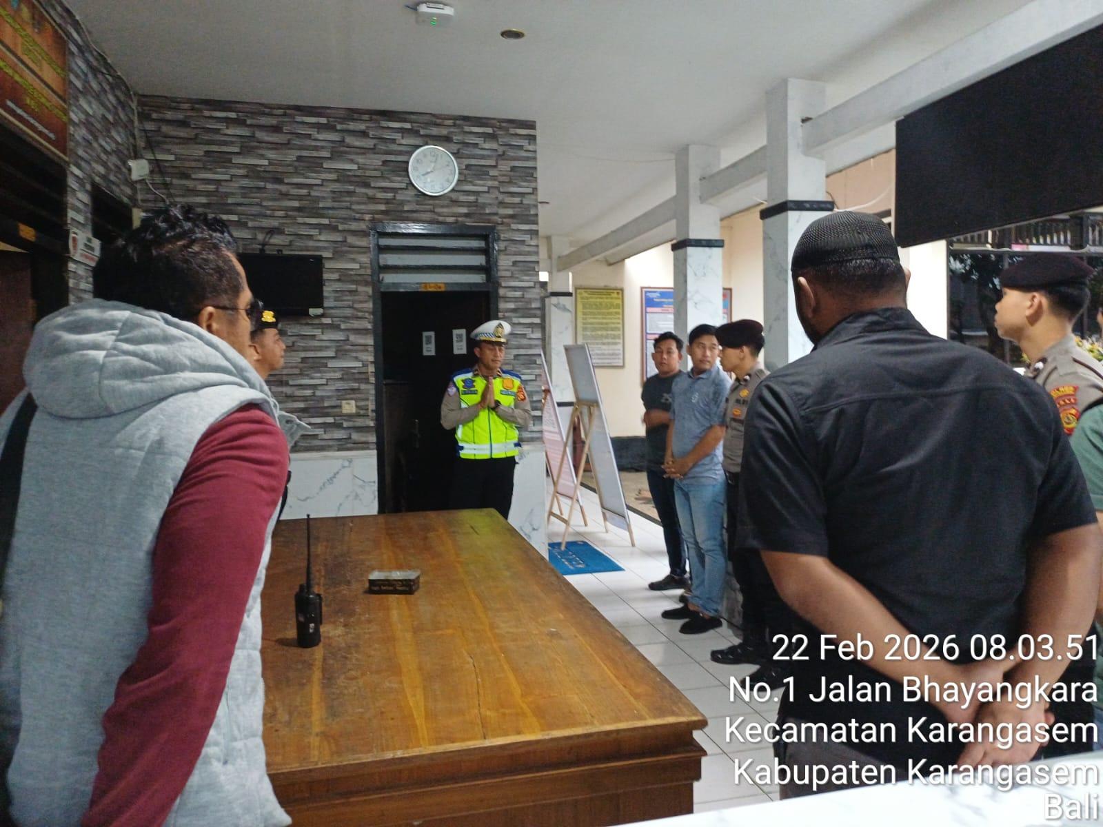  Awali dan Akhiri Pelaksanaan Tugas, Anggota Lantas Polres Karangasem Laksanakan Serah Terima Tugas Jaga