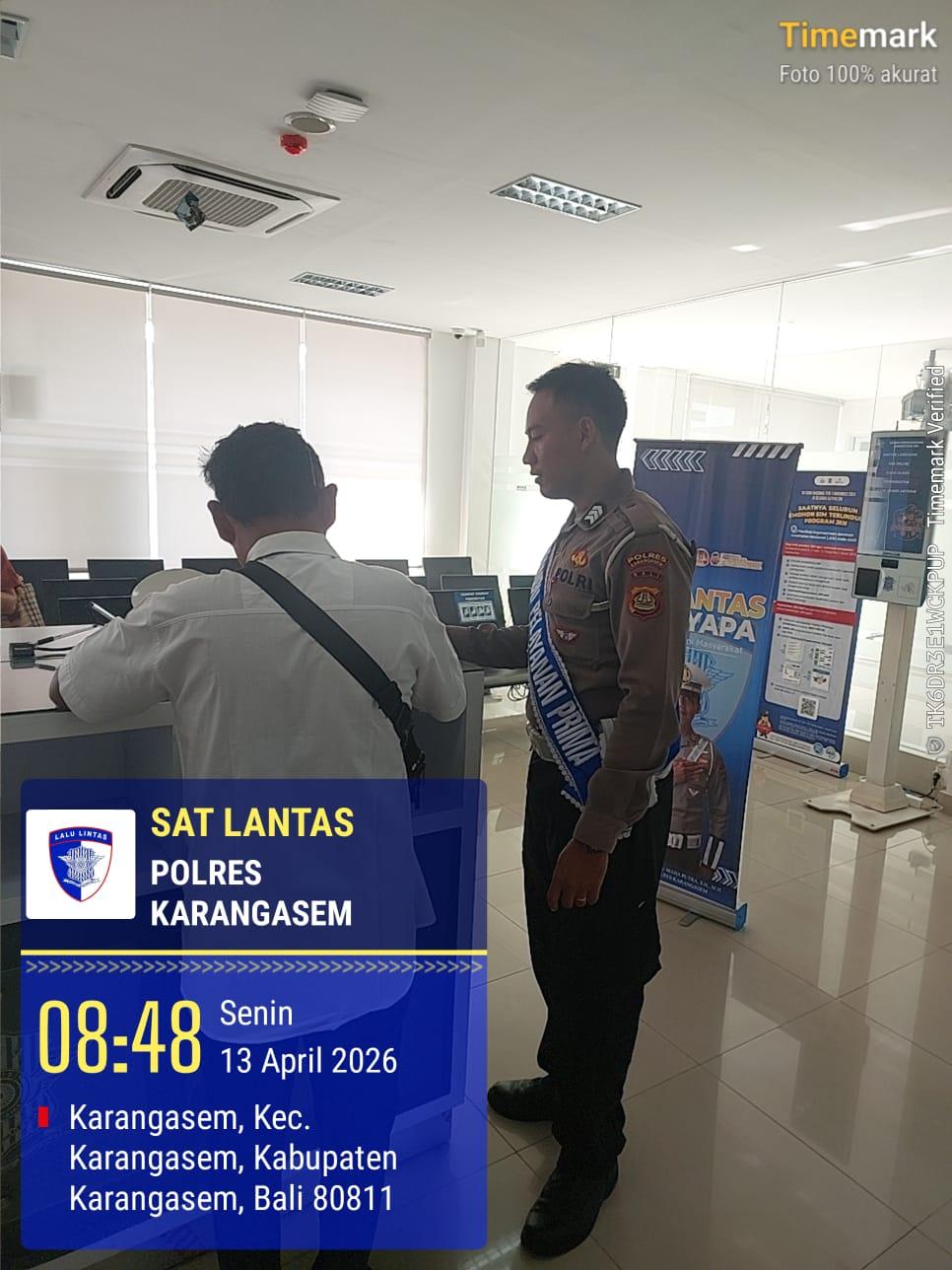 Pemandu Pelayanan Satpas Polres Karangasem Laksanakan Pelayanan Prima dan Terpadu kepada Masyarakat