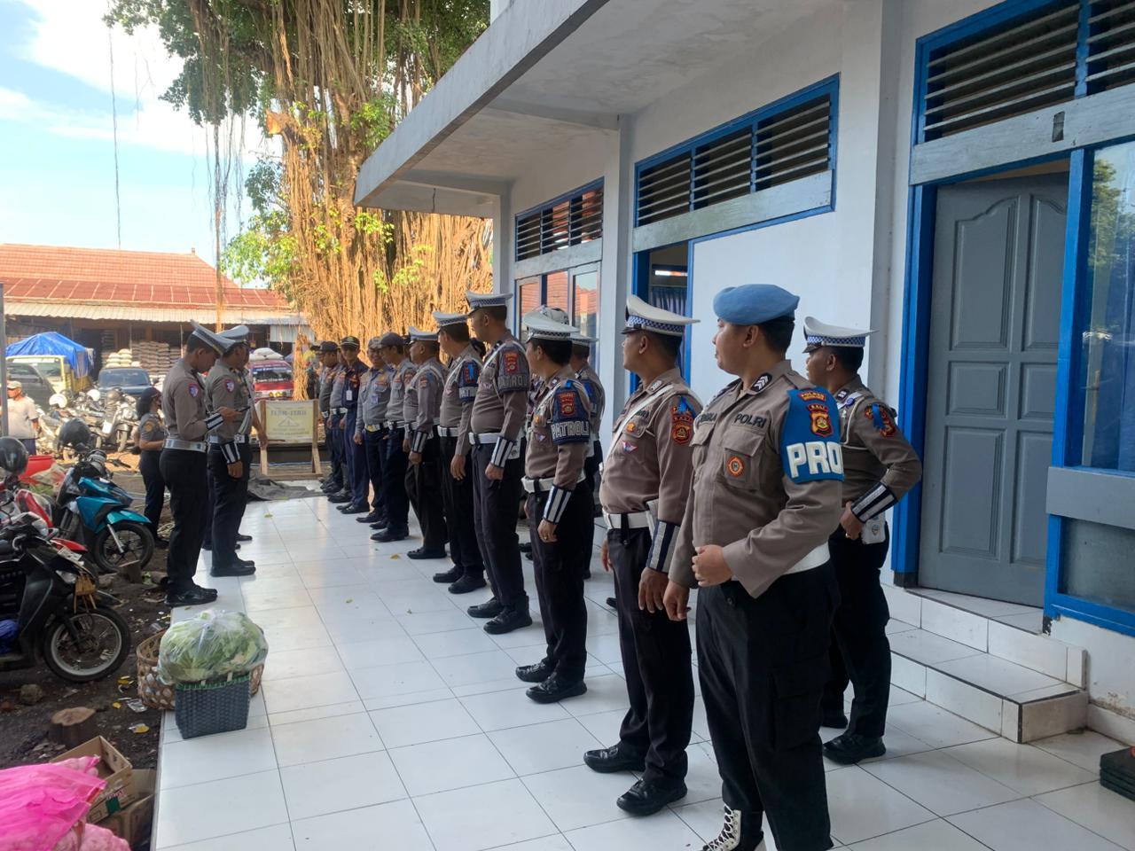 Sat Lantas Polres Karangasem Melaksanakan Pengaturan di Pasar Amlapura Dalam rangka Ops Zebra 2025