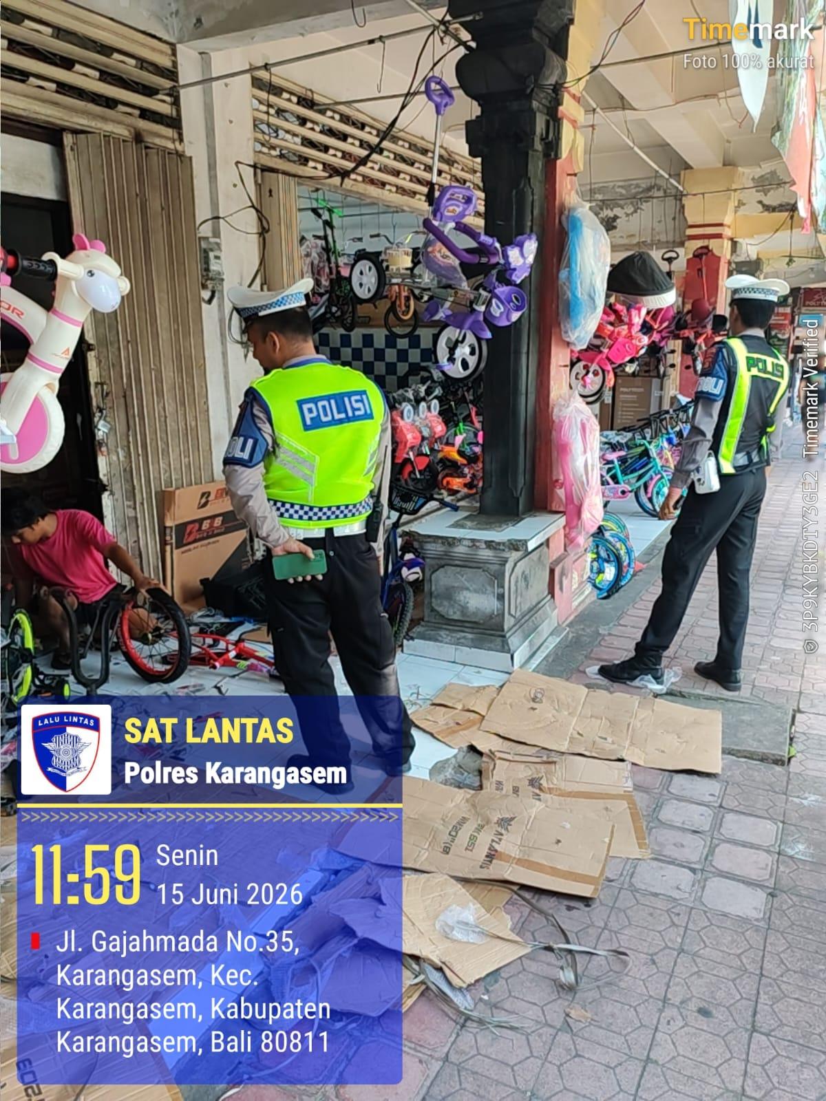 Kegiatan Rutin yang ditingktkan Satlantas Polres Karangasem laksanakan patrol di areal Pertokoan