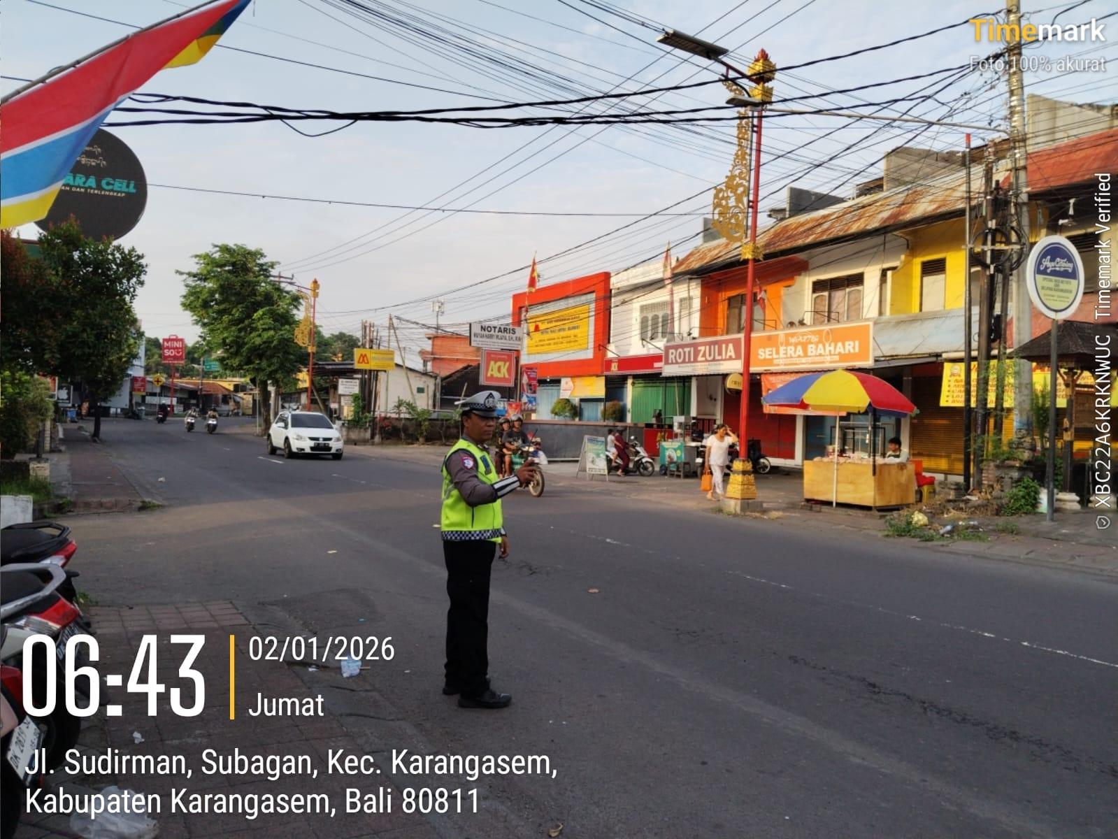 Anggota Lantas Polres Karangasem Laksanakan Gatur Pagi di Simpang Tiga BTN Taman Asri Karangasem