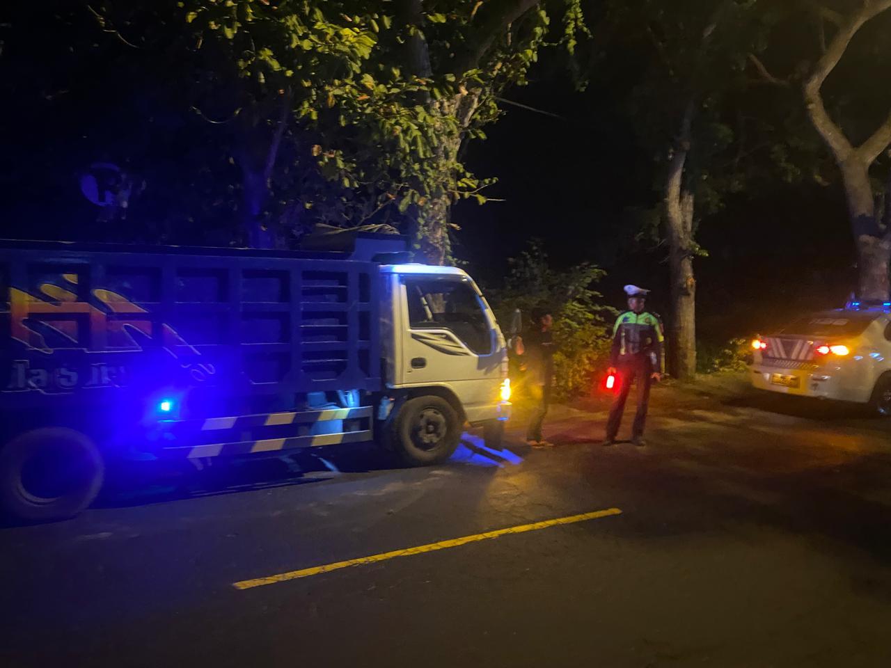 Atensi Para Sopir Truk, Satlantas Polres Karangasem Himbau Tidak Parkir di Bahu Jalan
