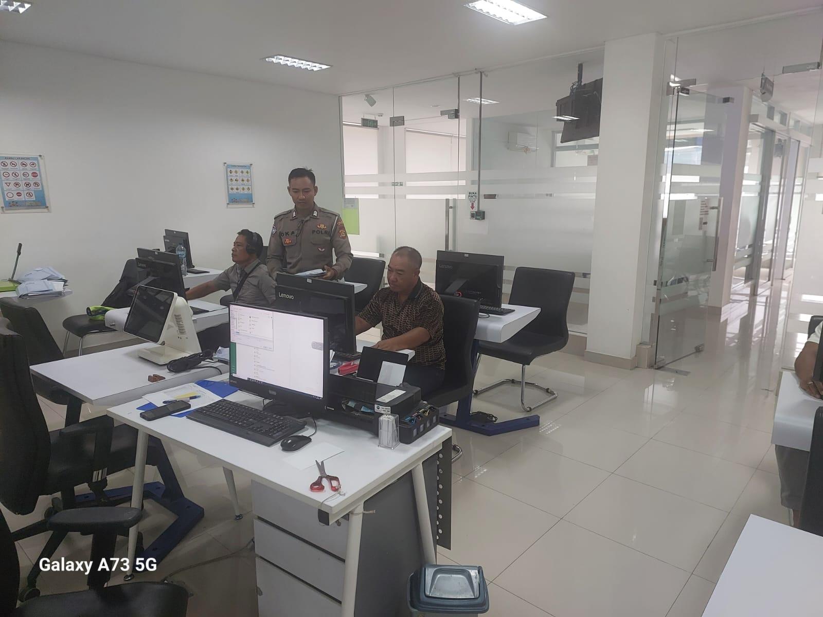 Personil Lantas Laksanakan Teori Avis Komputerisasi Bagi Pemohon SIM Baru