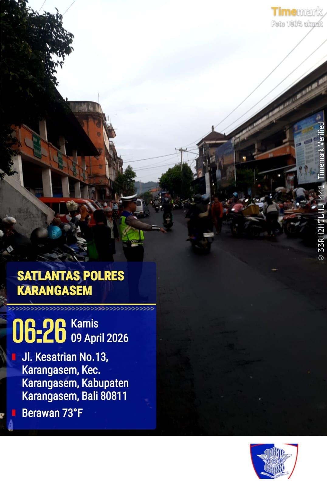 Utamakan Pejalan Kaki, Anggota Polres Karangasem Laksanakan Tugas Menyebrangkan Pejalan Kaki di Pasar Kesatriaan Amlapura