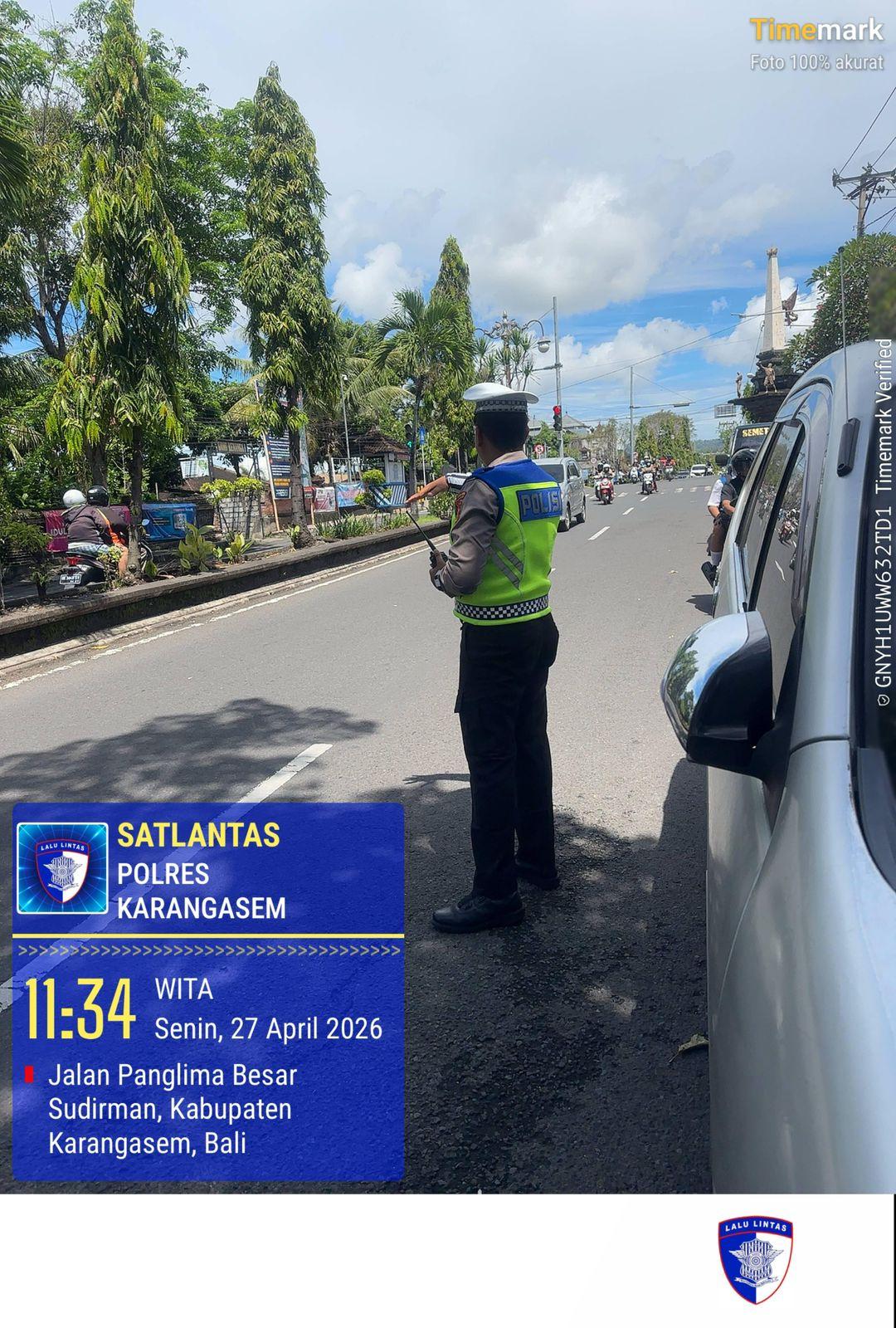 Anggota Lantas Polres Karangasem Laksanakan Penyebrangan Pelajar SMP N 2 Amlapura
