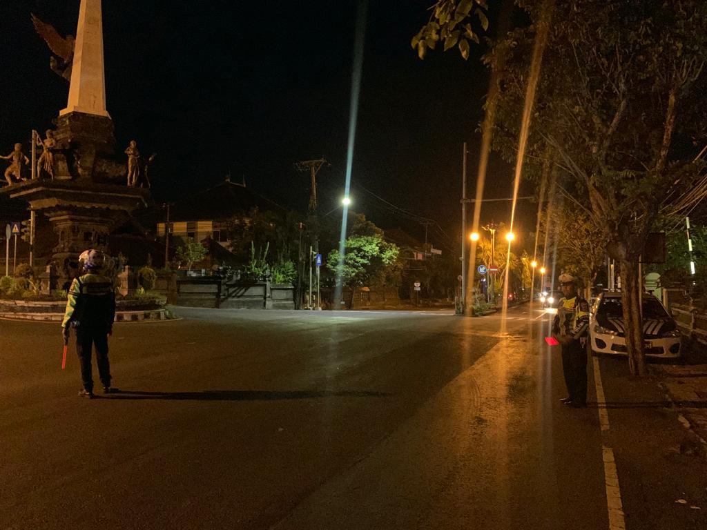 Demi Kelancaran Lalulintas, Unit Patroli Sat Lantas Melaksanakan Pengaturan di Malam Hari