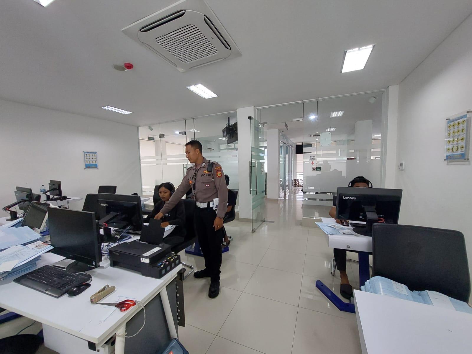 Personil Lantas Langsung Arahkan Dan Awasi Pelaksanaan Praktek Uji Kemahiran Mengemudi Bagi Pemohon SIM Baru