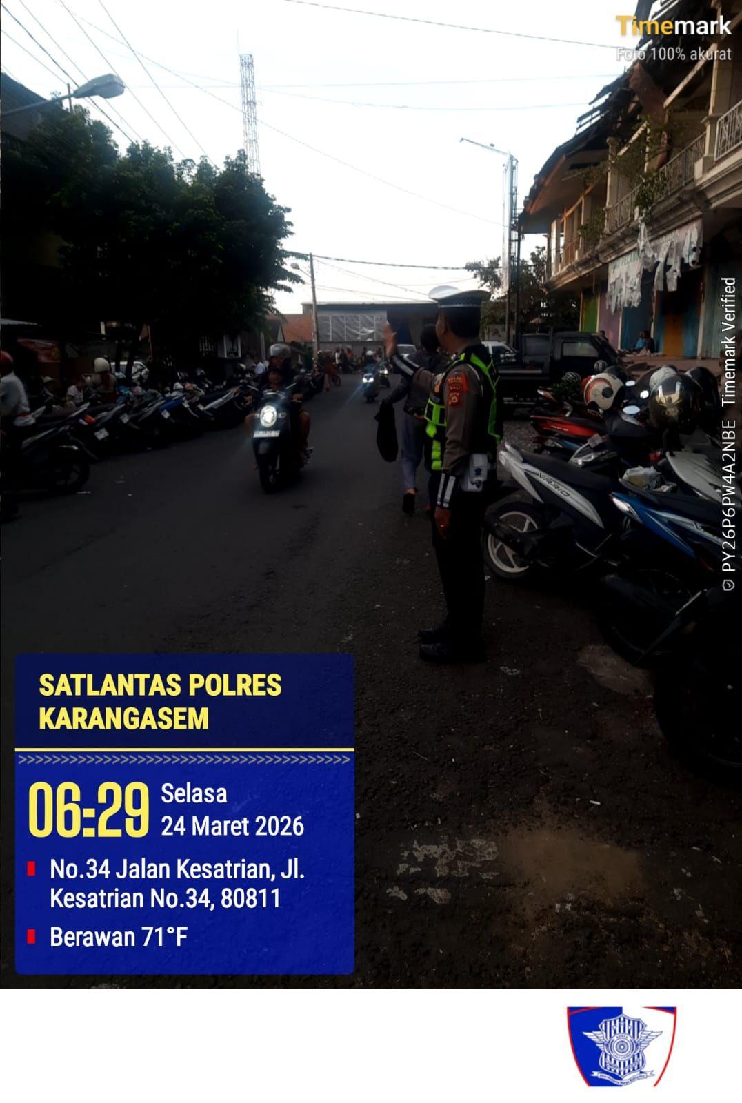 Pasar Timur Amlapura terpantau Landai Lancar dengan adanya Sat Lantas Polres Karangasem