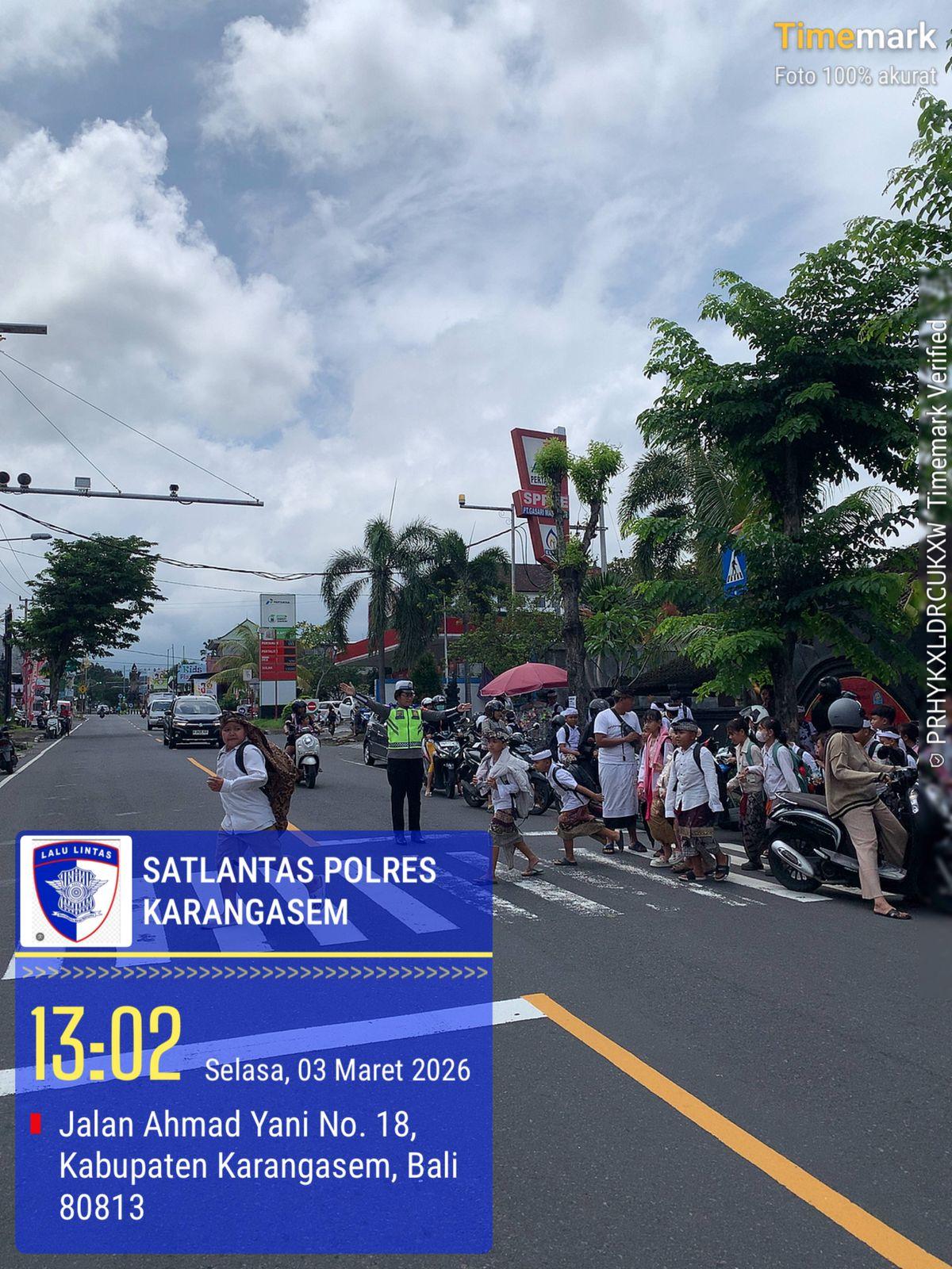 Polisi Sahabat Anak, Anggota Lantas Polres Karangasem Laksanakan Penyebrangan Pelajar SD Negeri 4 Subagan