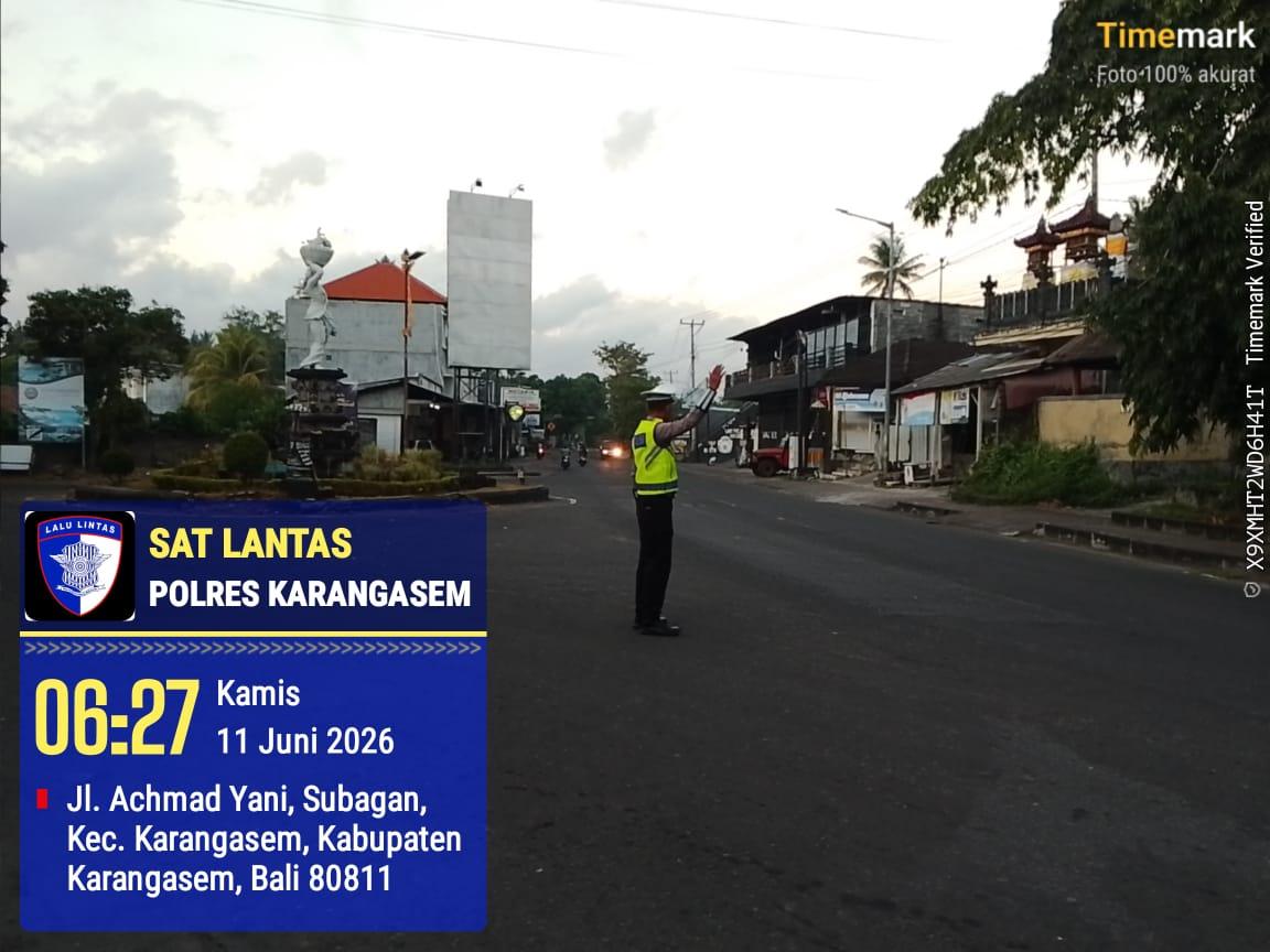 Unit Turjawali Sat Lantas melaksanakan Pengaturan dan Penjagaan di Pos 3 Patung Salak Jasri
