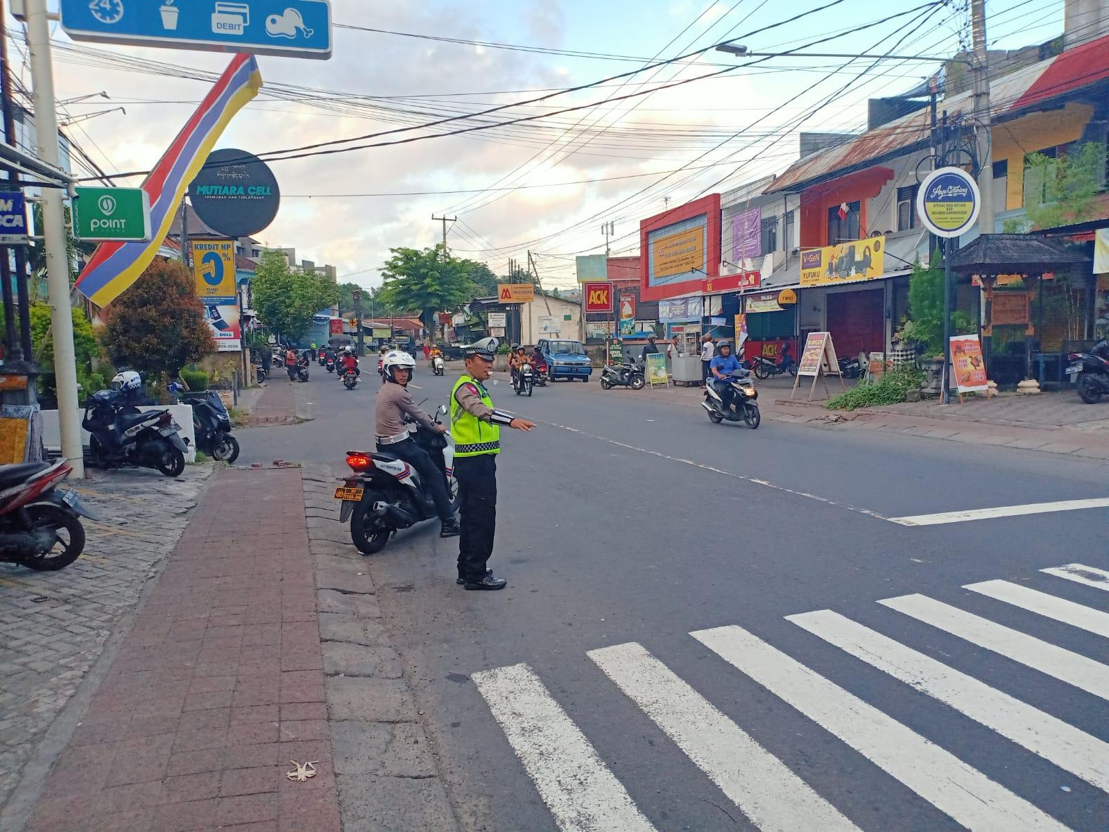 Anggota Lantas Polres Karangasem Laksanakan Gatur Pagi di Simpang Tiga BTN Taman Asri Karangasem
