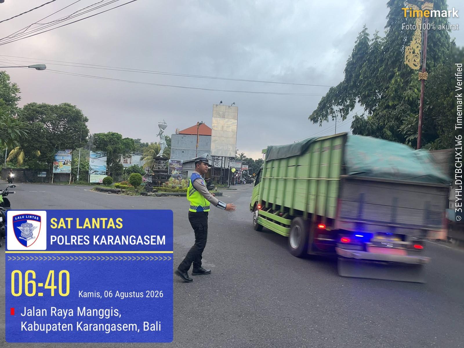 Unit Turjawali Sat Lantas melaksanakan Pengaturan dan Penjagaan di Pos 3 Patung Salak Jasri