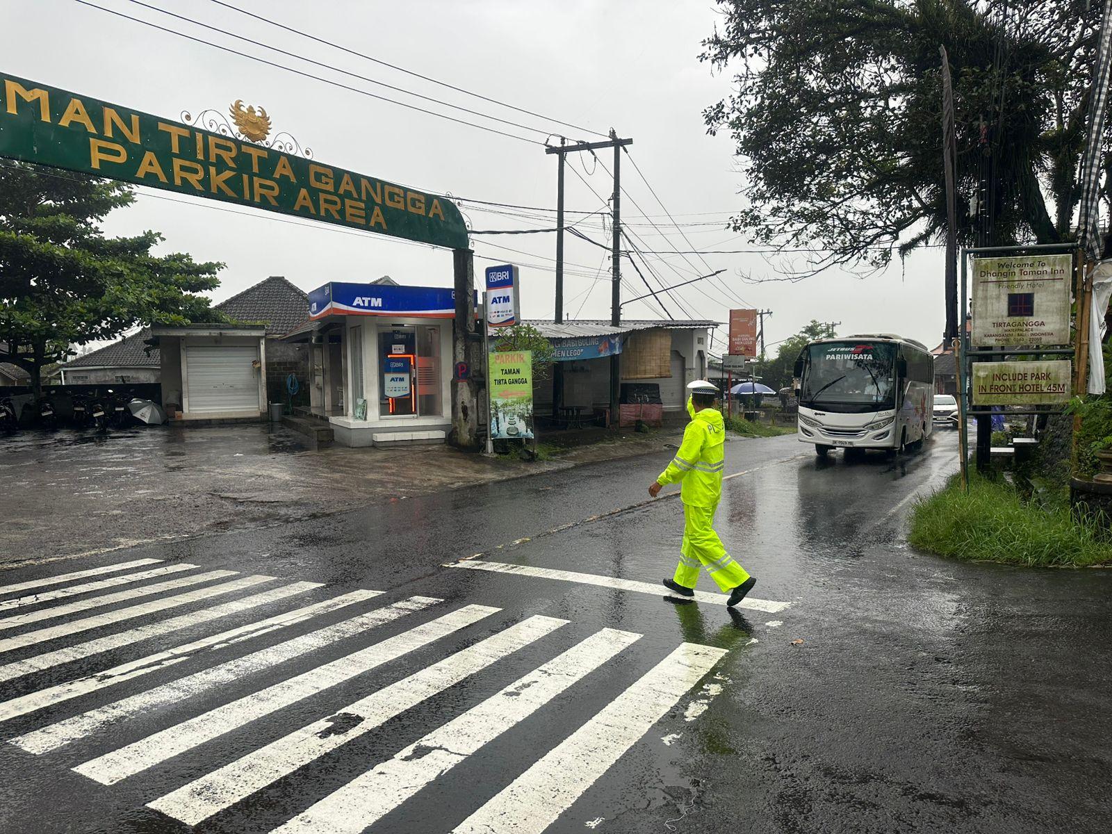 Sat Lantas Melaksanakan Pengamanan di Obyek Wisata Tirtagangga