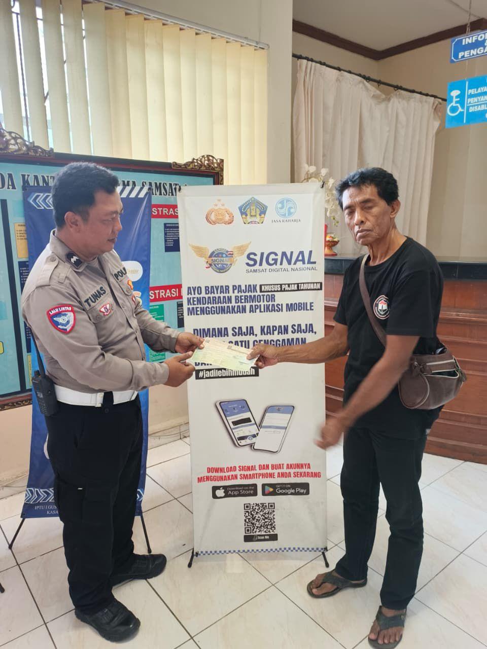 Polres Karangasem Ajak Masyarakat Gunakan Aplikasi SIGNAL untuk Bayar Pajak Kendaraan Secara Online