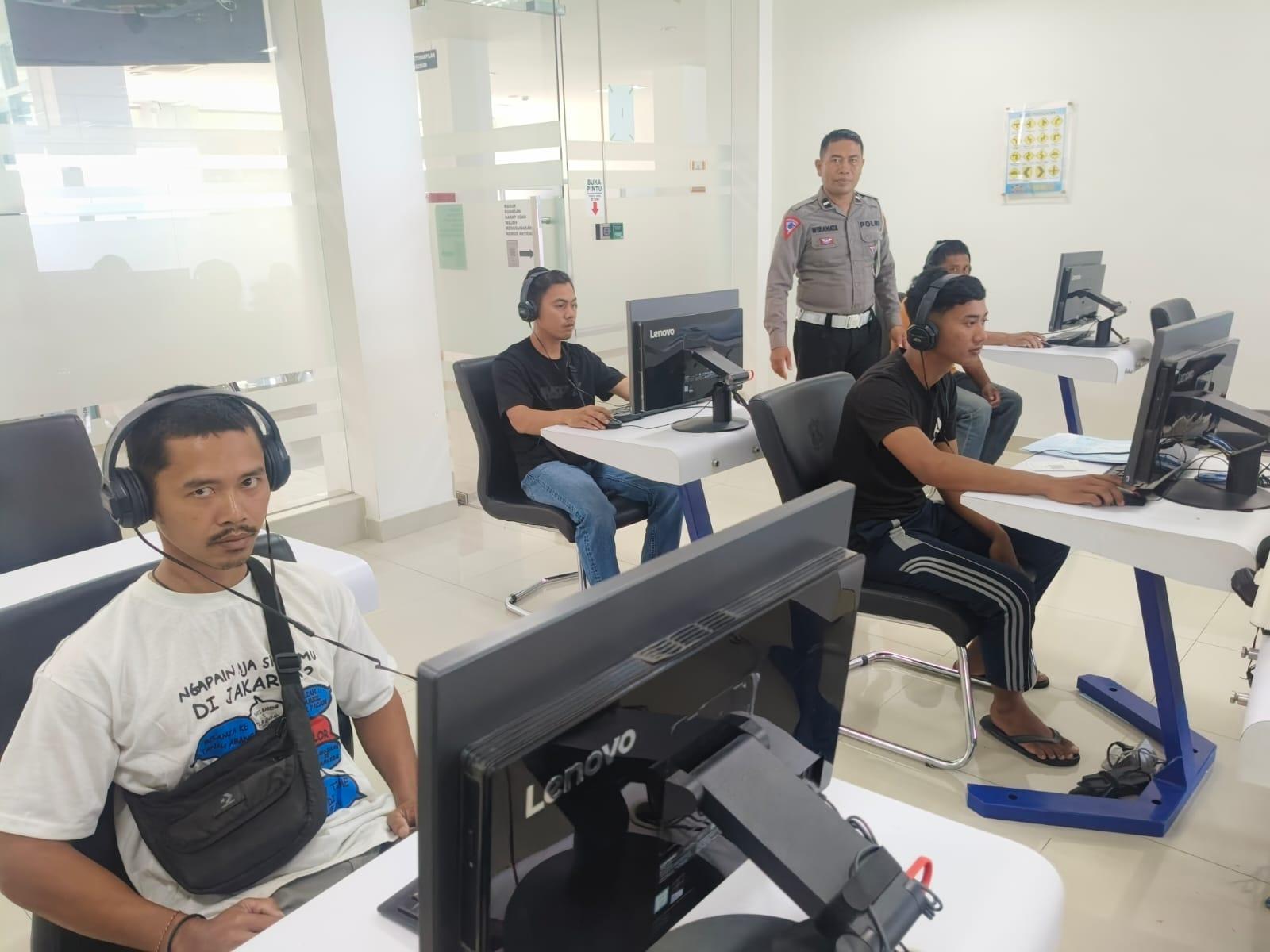 Personil Lantas Laksanakan Teori Avis Komputerisasi Bagi Pemohon SIM Baru