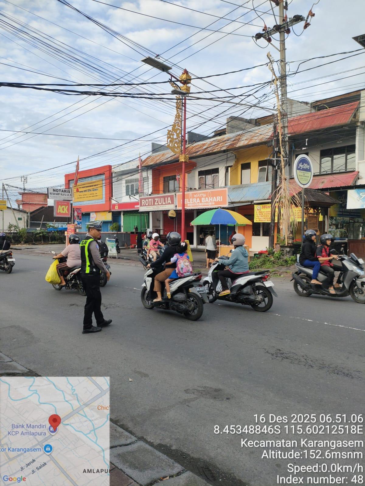 Anggota Lantas Polres Karangasem Laksanakan Gatur Pagi di Simpang Tiga BTN Taman Asri Karangasem