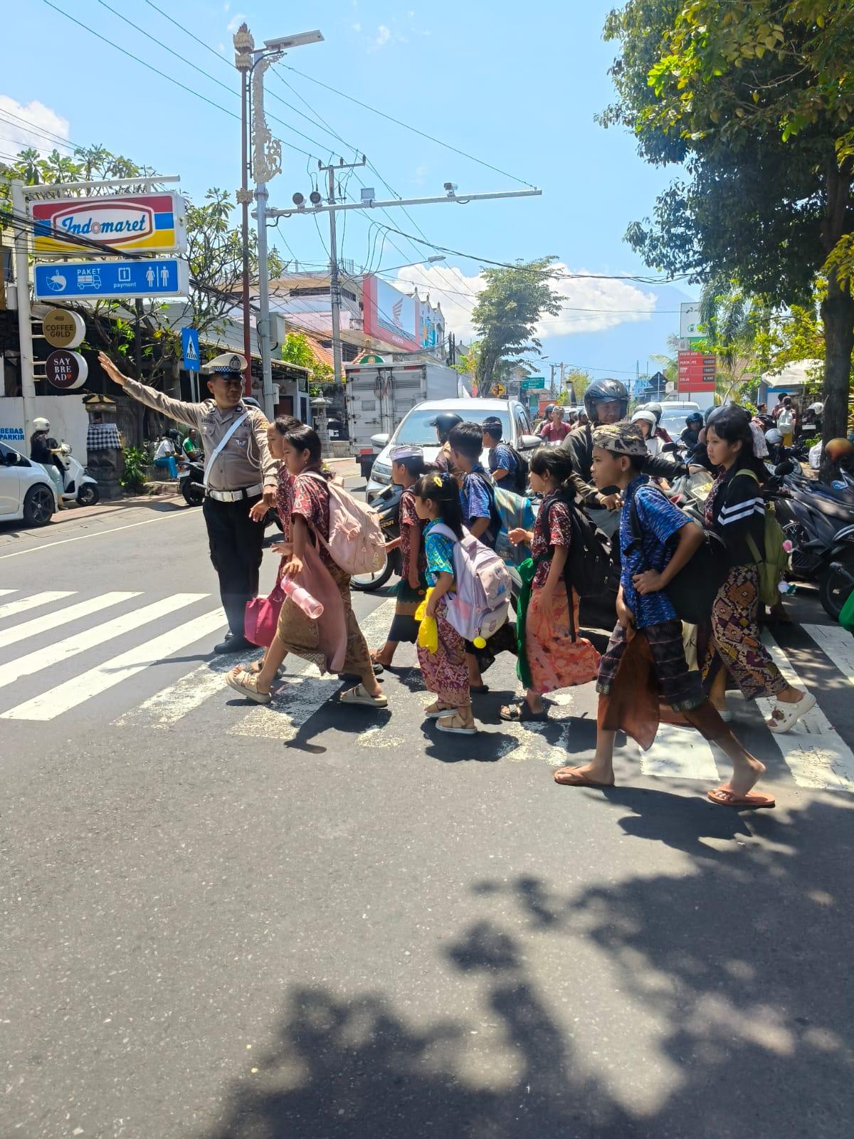 Polisi Sahabat Anak, Anggota Lantas Polres Karangasem Laksanakan Penyebrangan Pelajar SD Negeri 4 Subagan
