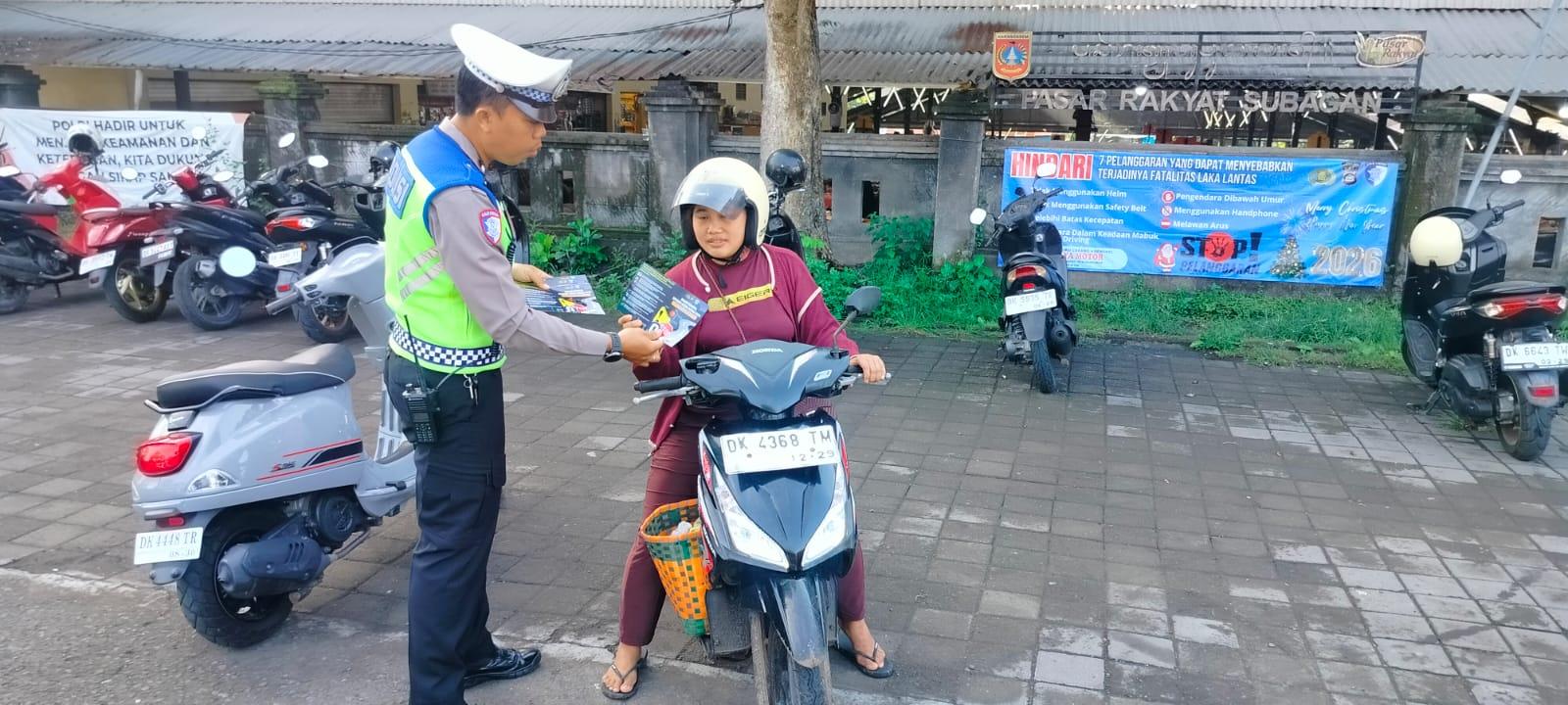 Sat Lantas Bagikan Brosur Ops Ketupat Agung 2026 dalam rangka hari raya Idul Fitri 1447 H dan Hari Raya Nyepi Tahun Baru Caka 1948 di Daerah Hukum Polres Karangasem