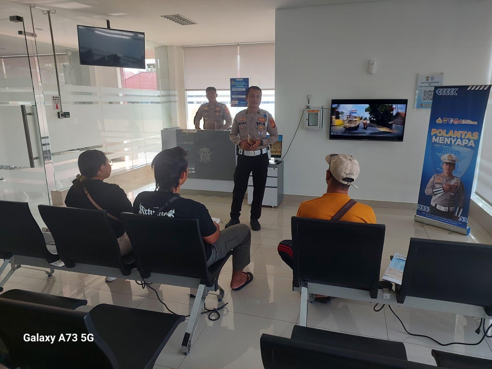 Kanit Regident Polres Karangasem Memberikan Sosialisasi Leafleat Tentang Penggolongan SIM C