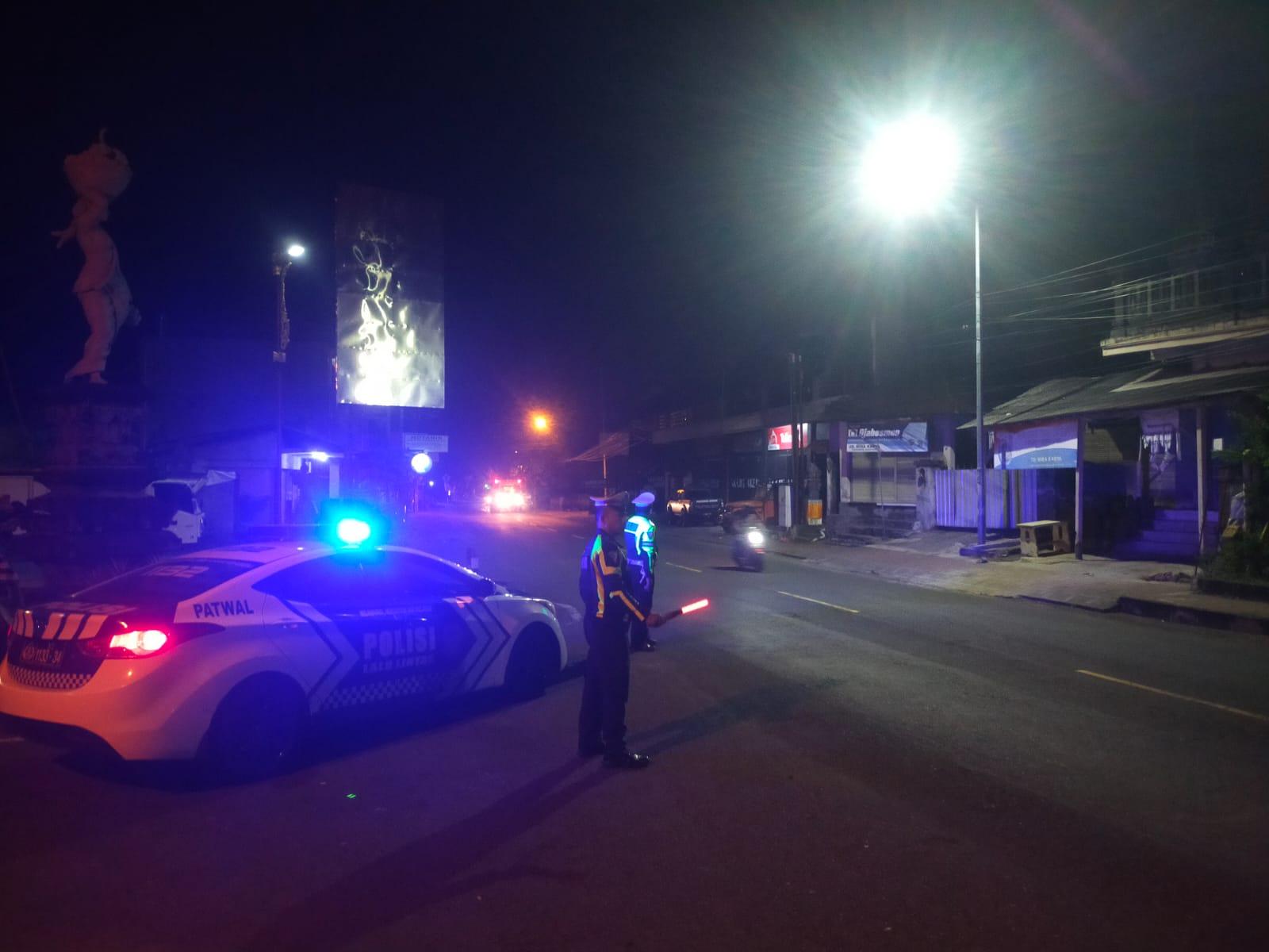 Satuan Lalulintas Polres Karangasem Melaksanakan Pengaturan Lalulintas Pada Malam hari