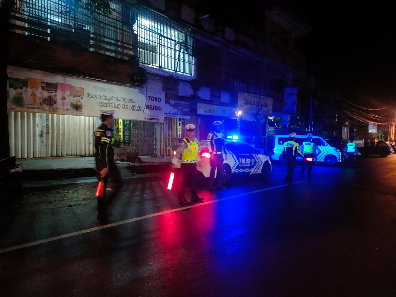 Demi Kelancaran Lalulintas, Unit Patroli Sat Lantas Melaksanakan Pengaturan di Malam Hari Dalam Rangka Ops Zebra Agung 2025
