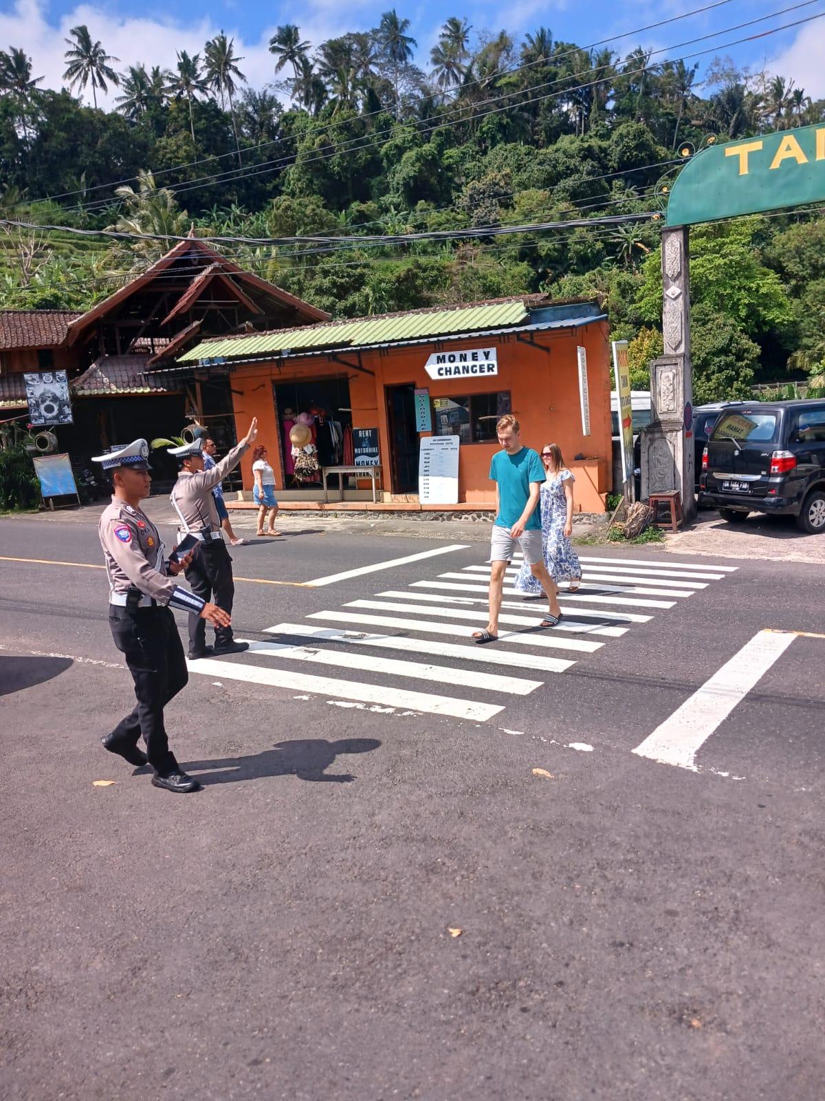 Sat Lantas Melaksanakan Pengamanan di Obyek Wisata Tirtagangga