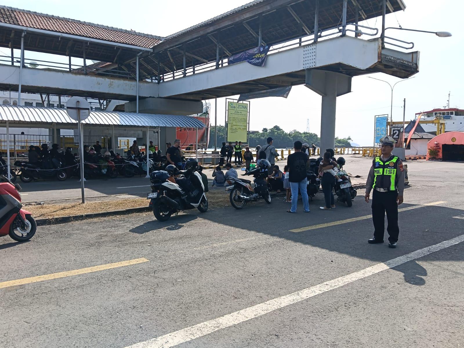 Personil Lantas Melaksanakan Pengaturan dan Penjagaan di Pelabuhan Padangbai