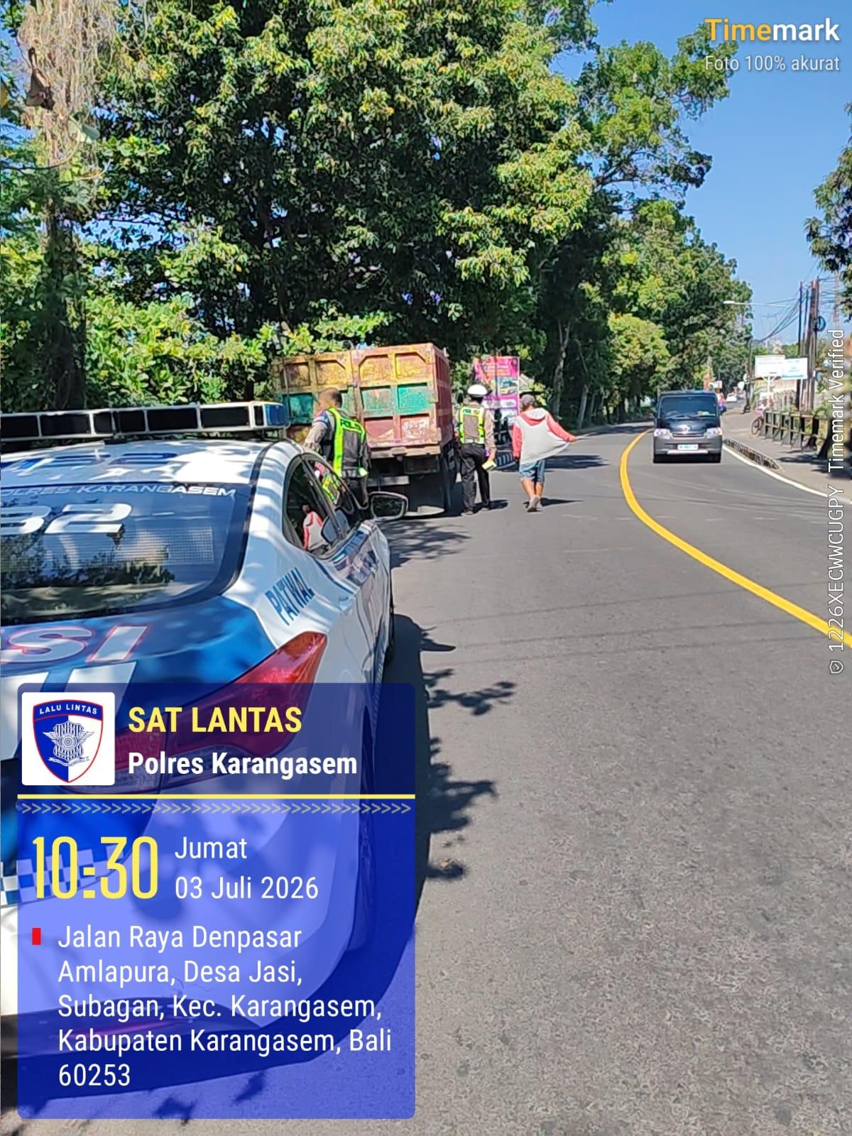 Satlantas Polres Karangasem Berikan Himbauan Parkir Truk di Obyek Wisata Candidasa