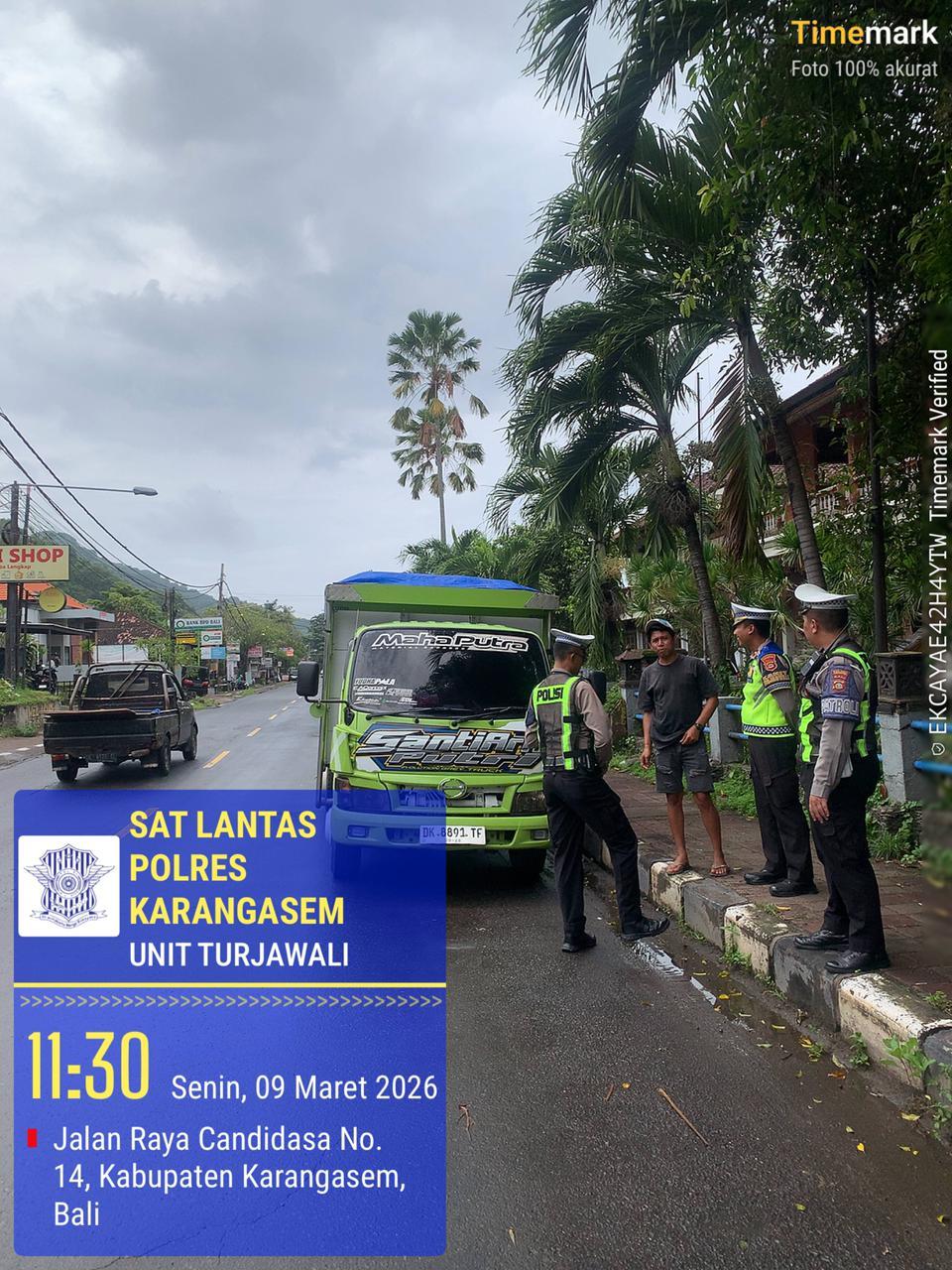 Satlantas Polres Karangasem Berikan Himbauan Parkir Truk di Obyek Wisata Candidasa
