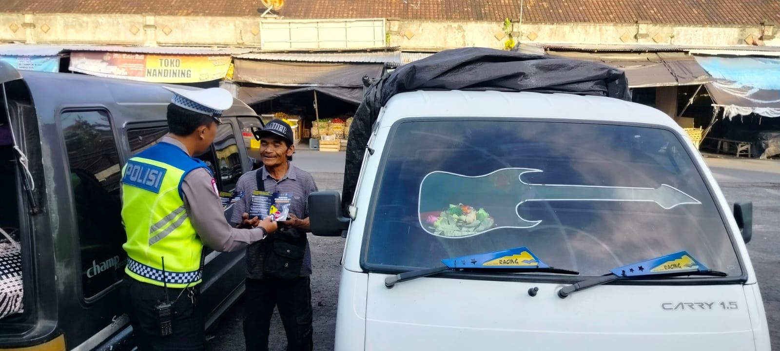 Sat Lantas Bagikan Brosur Dalam Rangka Kegiatan Rutin Yang Ditingkatkan (KRYD) dalam rangka Harkamtibmas menjelang pelaksanaan Ops Ketupat Agung 2026