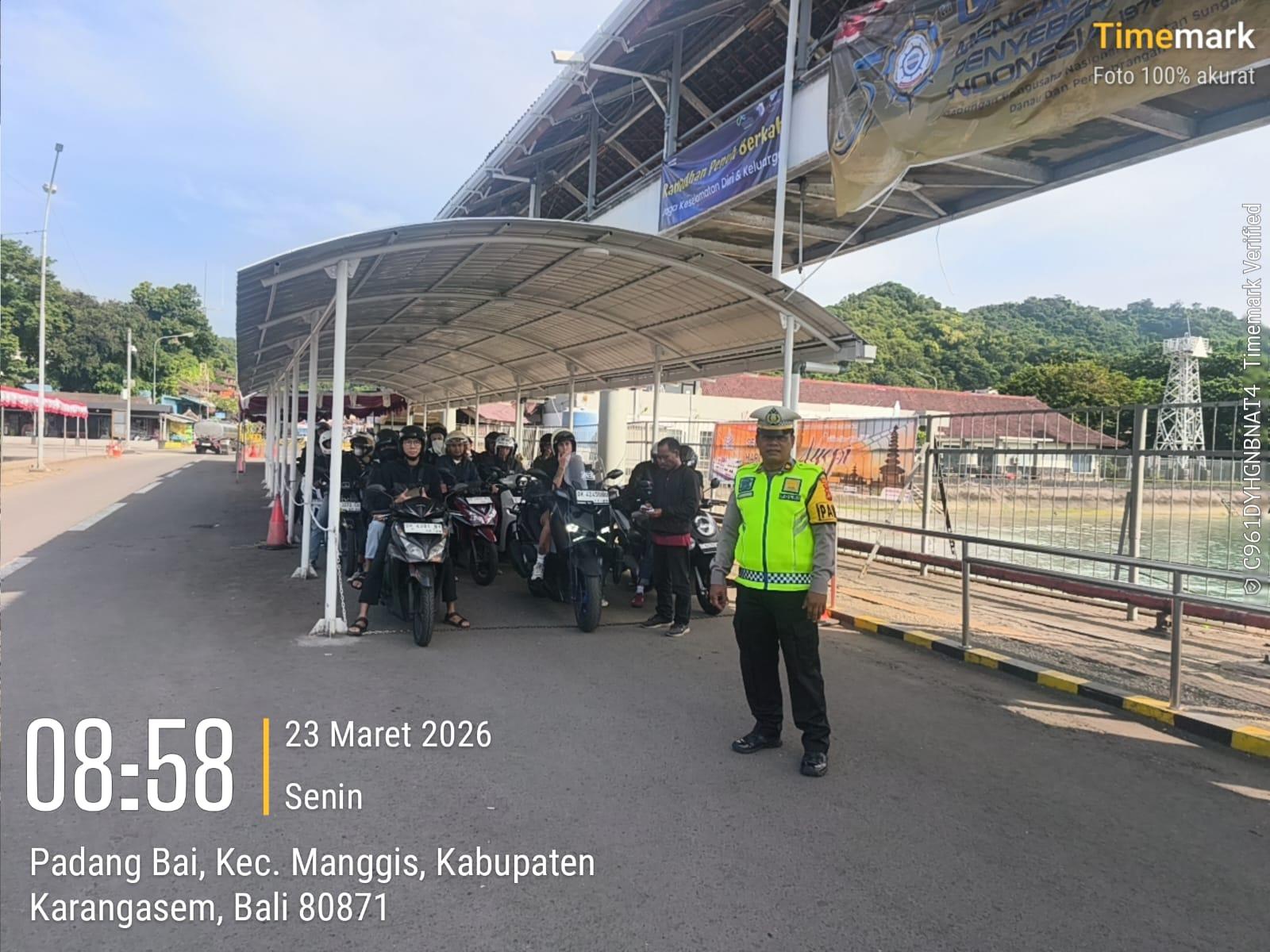 Personil Lantas Melaksanakan Pemeriksaan di Pelabuhan Padangbai