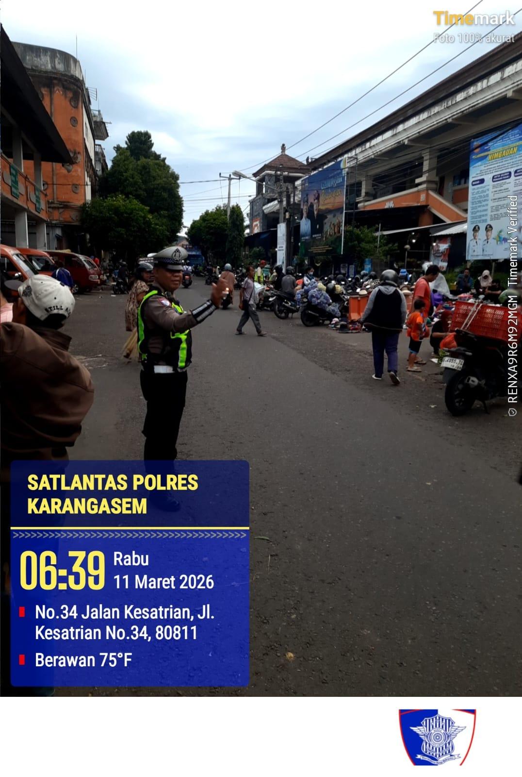 Utamakan Pejalan Kaki, Anggota Polres Karangasem Laksanakan Tugas Menyebrangkan Pejalan Kaki di Pasar Kesatriaan Amlapura