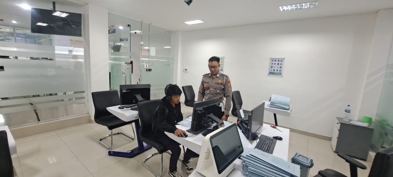 Personil Lantas Laksanakan Teori Avis Komputerisasi Bagi Pemohon SIM Baru