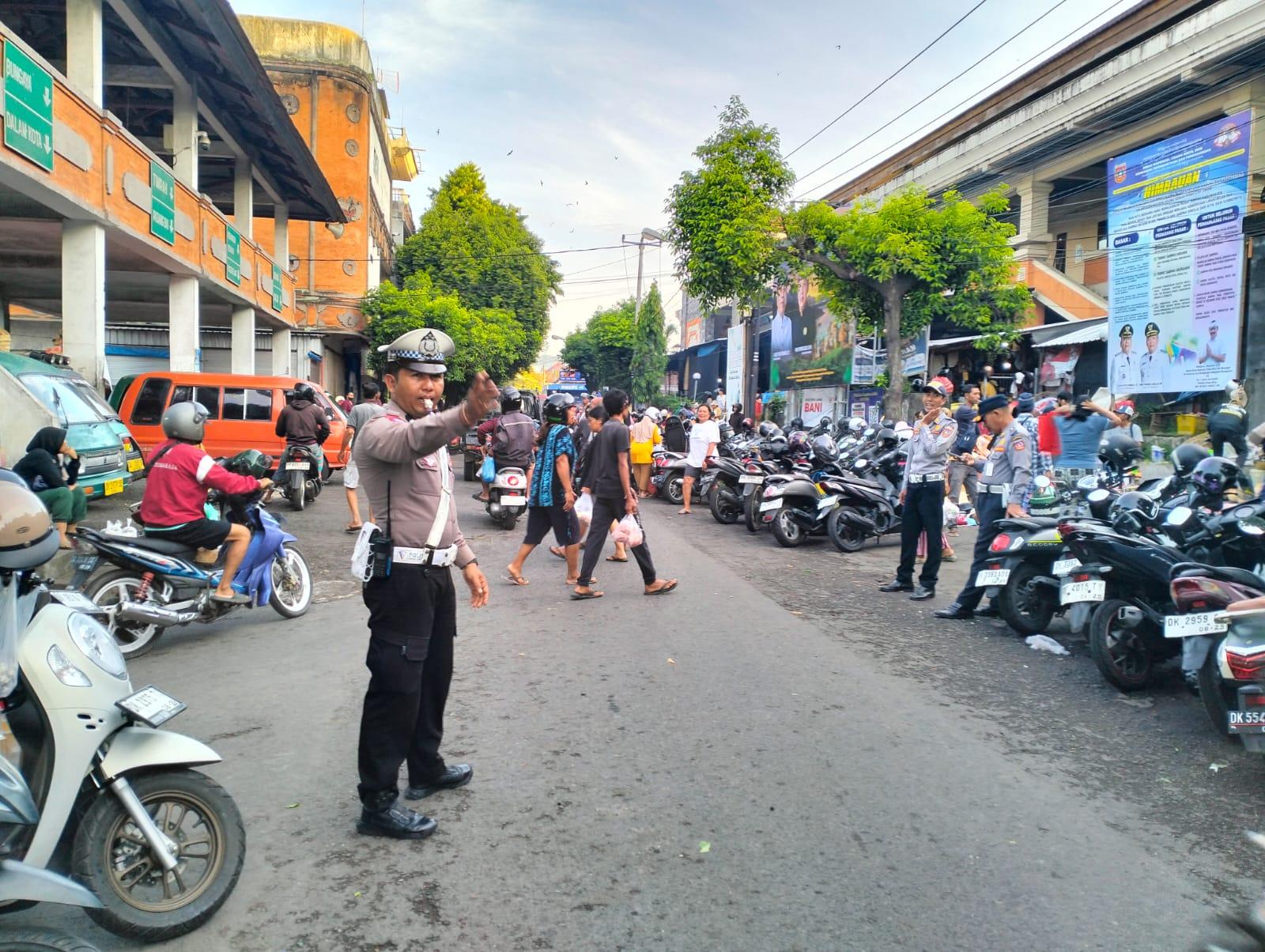Hari ke-2 Ops Zebra 2025,Sat Lantas Polres Karangasem Melaksanakan Pengaturan di Pasar Amlapura Jalan Kesatrian