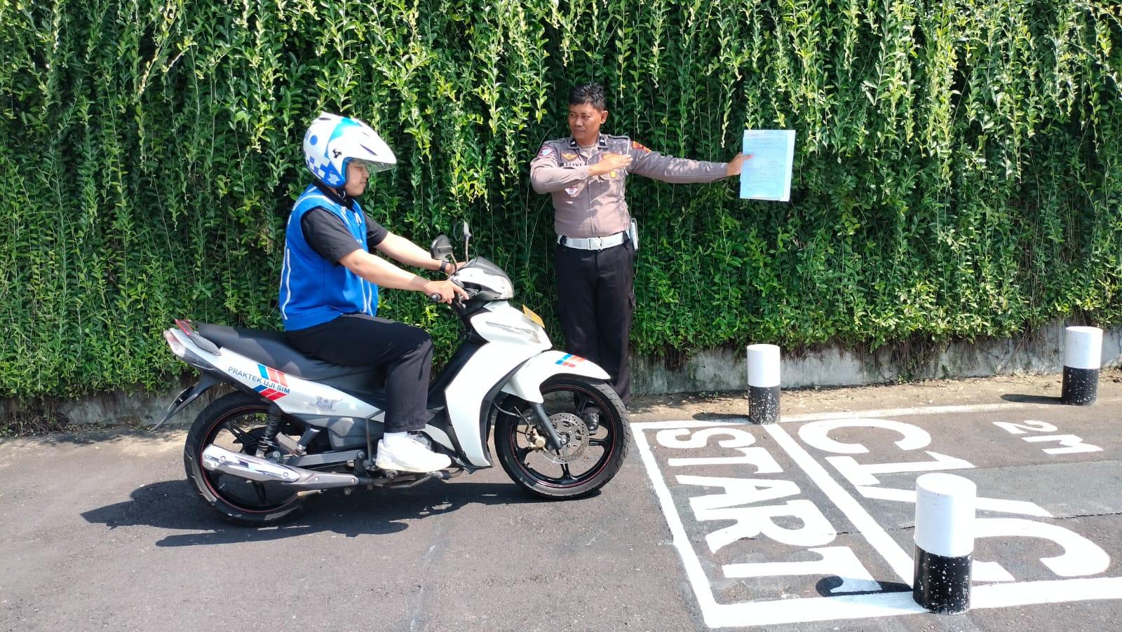 Personil Lantas Langsung Arahkan Dan Awasi Pelaksanaan Praktek Uji Kemahiran Mengemudi Bagi Pemohon SIM Baru