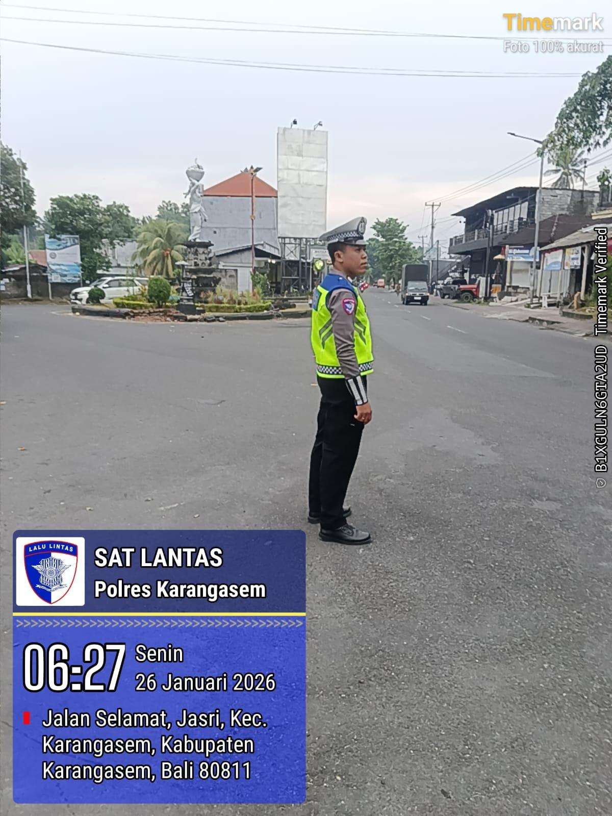 Unit Turjawali Sat Lantas melaksanakan Pengaturan dan Penjagaan di Pos 3 Patung Salak Jasri