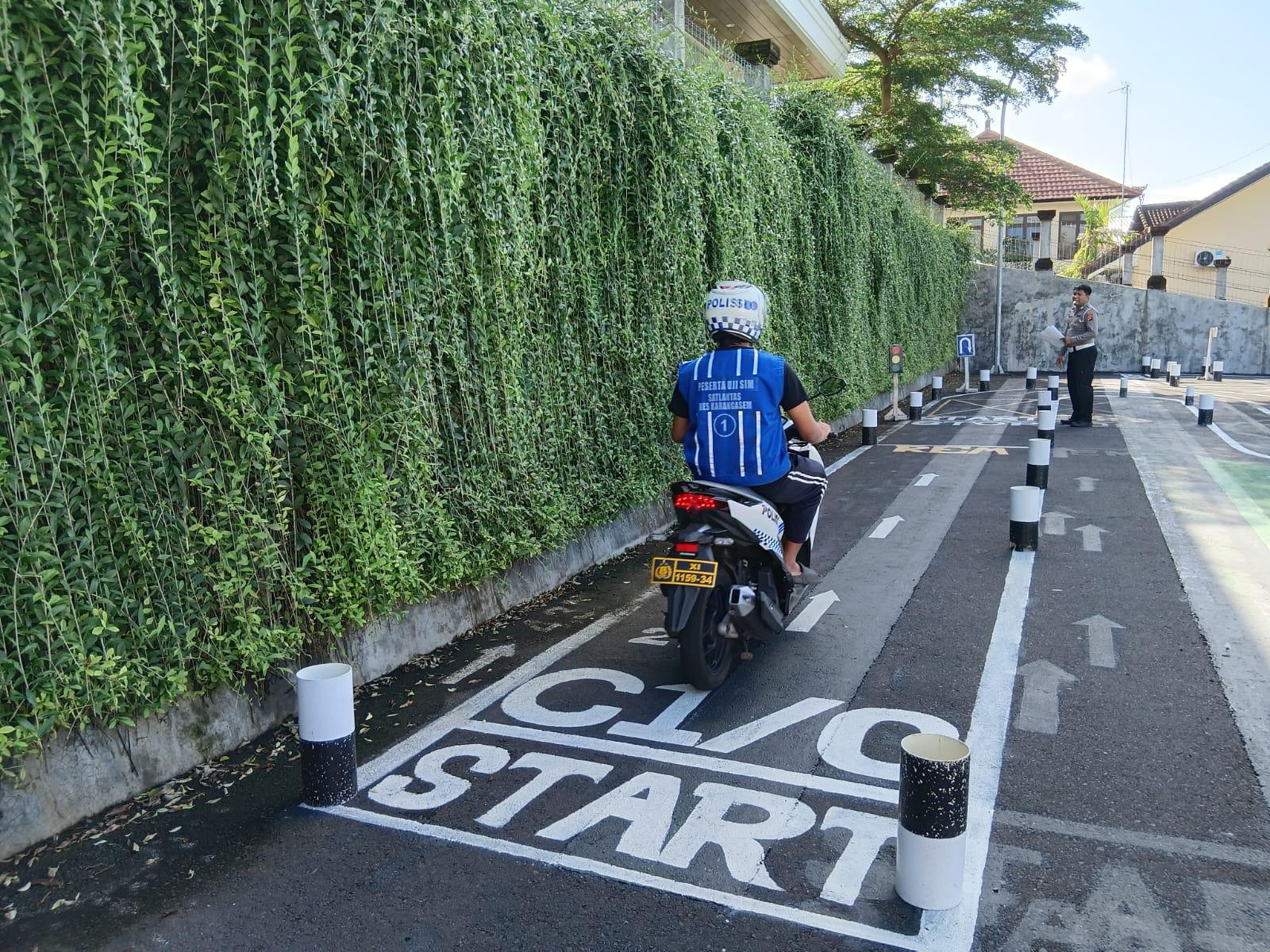 Personil Lantas Langsung Arahkan Dan Awasi Pelaksanaan Praktek Uji Kemahiran Mengemudi Bagi Pemohon SIM Baru