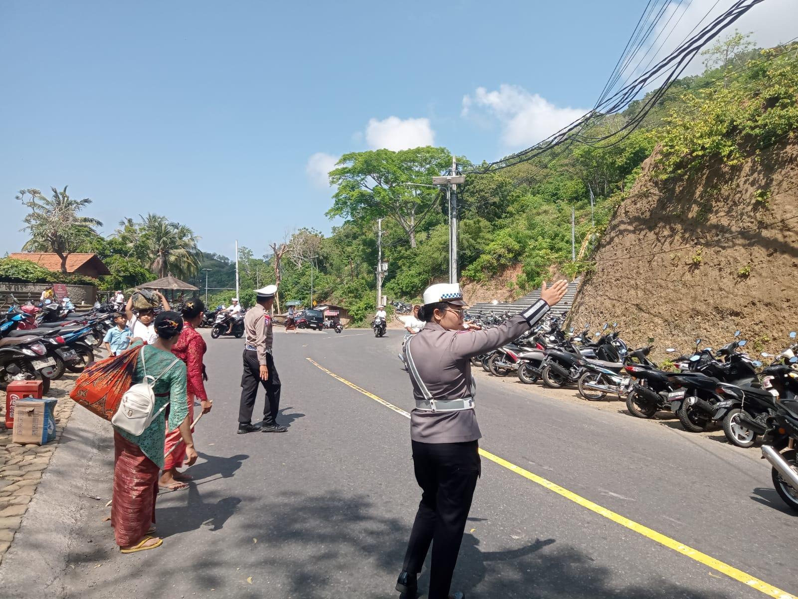Satuan Lalulintas Polres Karangasem Melaksanakan Pengaturan dan Penjagaan Di Pure Gumang Desa adat Bugbug