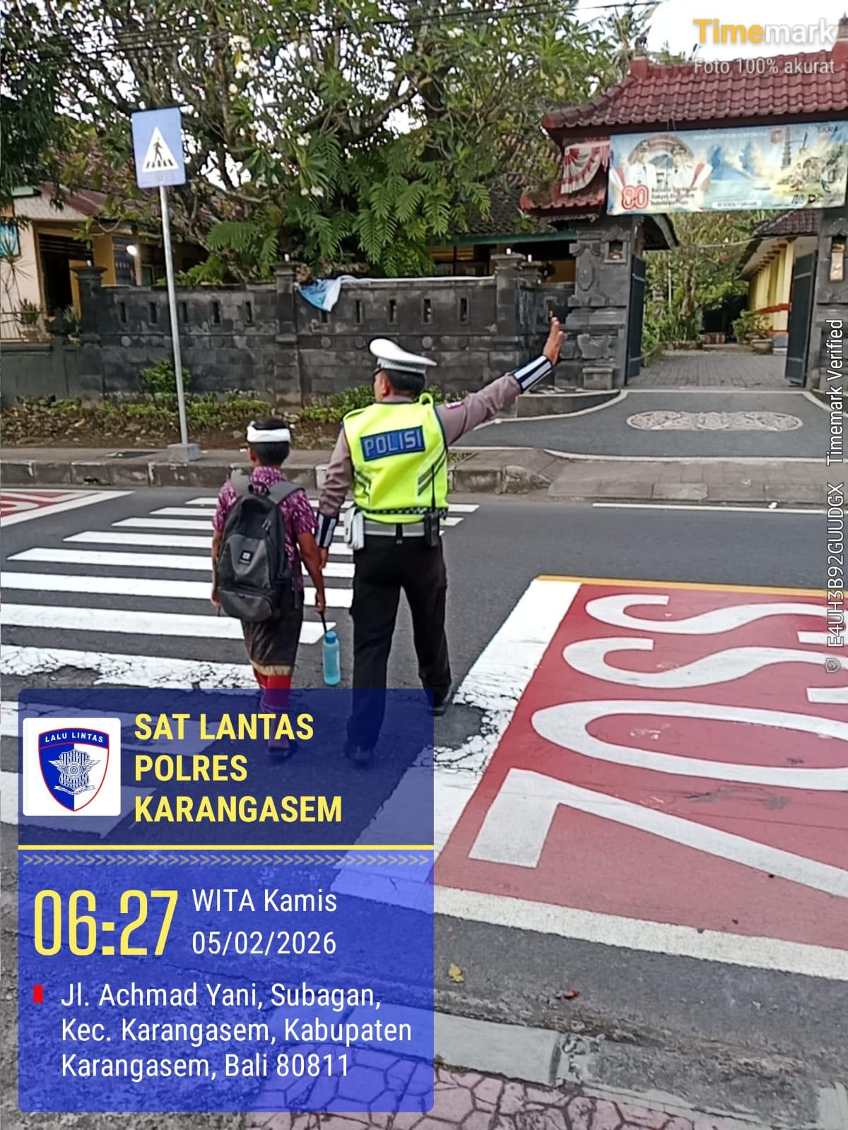 Cegah Kecelakaan Anak Sekolah Personil Lantas Laksanakan Penyebrangan di SD Negeri 1 Subagan