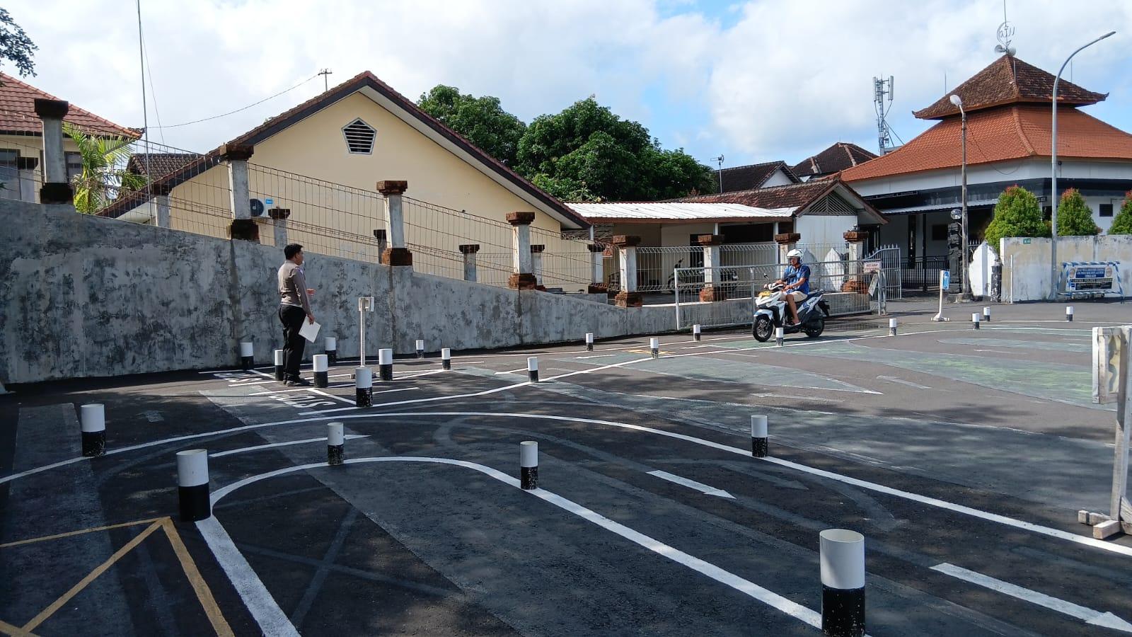 Personil Lantas Langsung Arahkan Dan Awasi Pelaksanaan Praktek Uji Kemahiran Mengemudi Bagi Pemohon SIM Baru