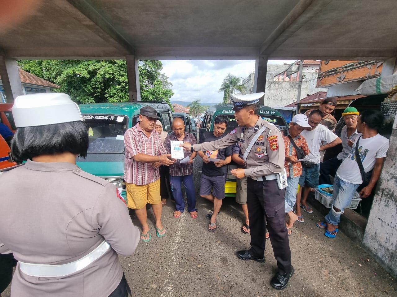 Sat Lantas Polres Karangasem Melaksanakan Pembagian Brosur di Pasar Amlapura Dalam rangka Ops Zebra 2025