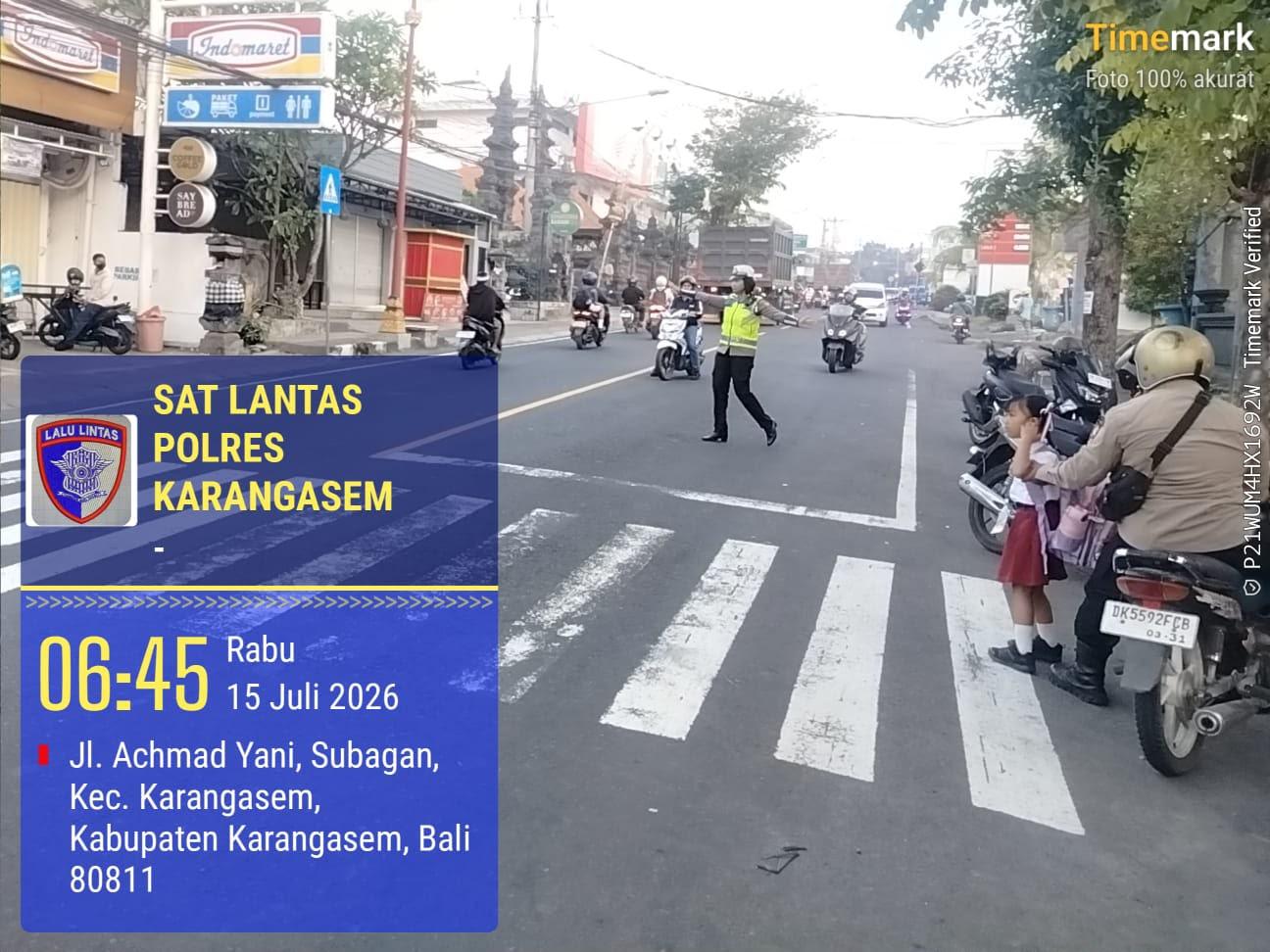 Polisi Sahabat Anak, Anggota Lantas Polres Karangasem Laksanakan Penyebrangan Pelajar SD Negeri 4 Subagan