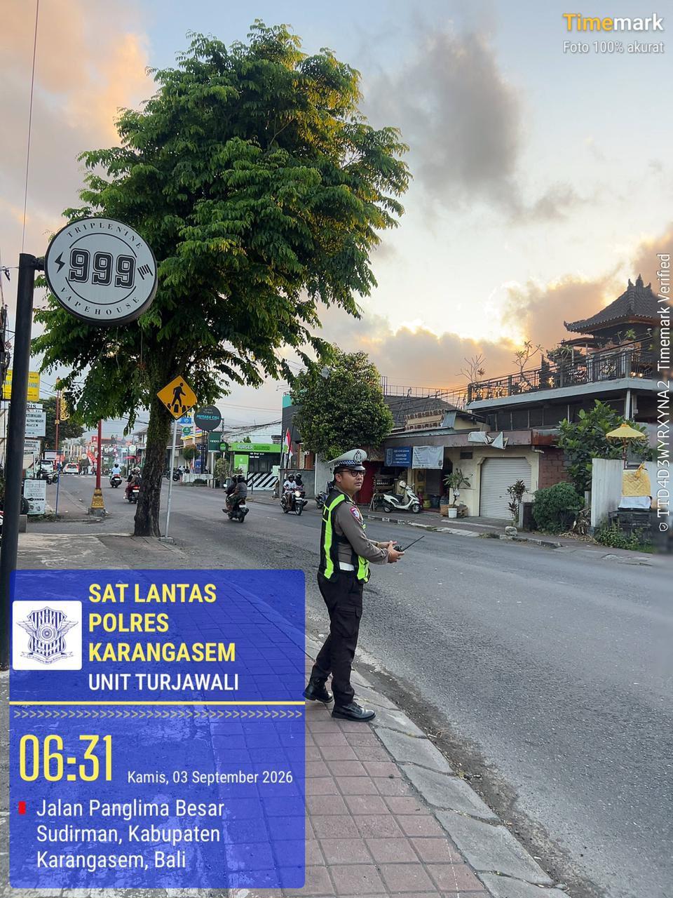 Pelayanan Prima Personil Lantas Dengan Melaksanakan Gatur Pagi di Depan MAN Amlapura