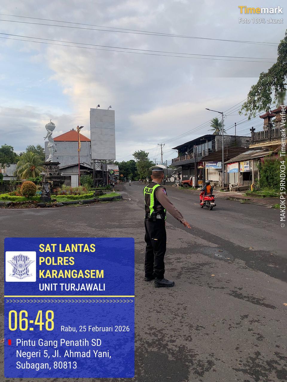 Unit Turjawali Sat Lantas melaksanakan Pengaturan dan Penjagaan di Pos 3 Patung Salak Jasri