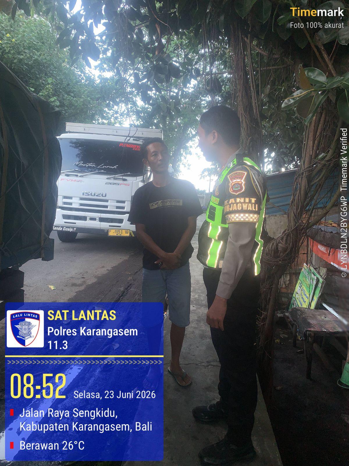 Satlantas Polres Karangasem Berikan Himbauan Parkir Truk di Obyek Wisata Candidasa